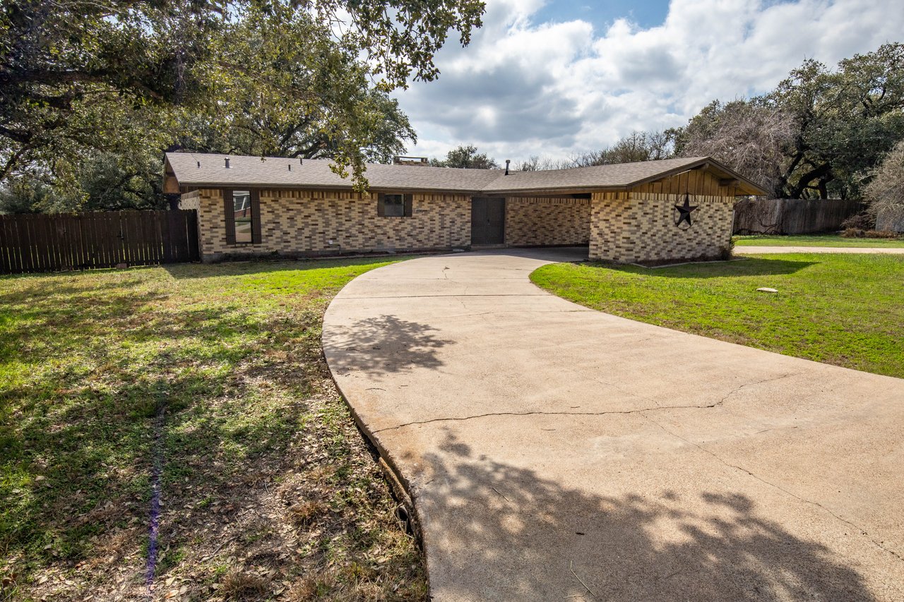 613 W Oak | 3 BR 2 BTH | Goliad, TX