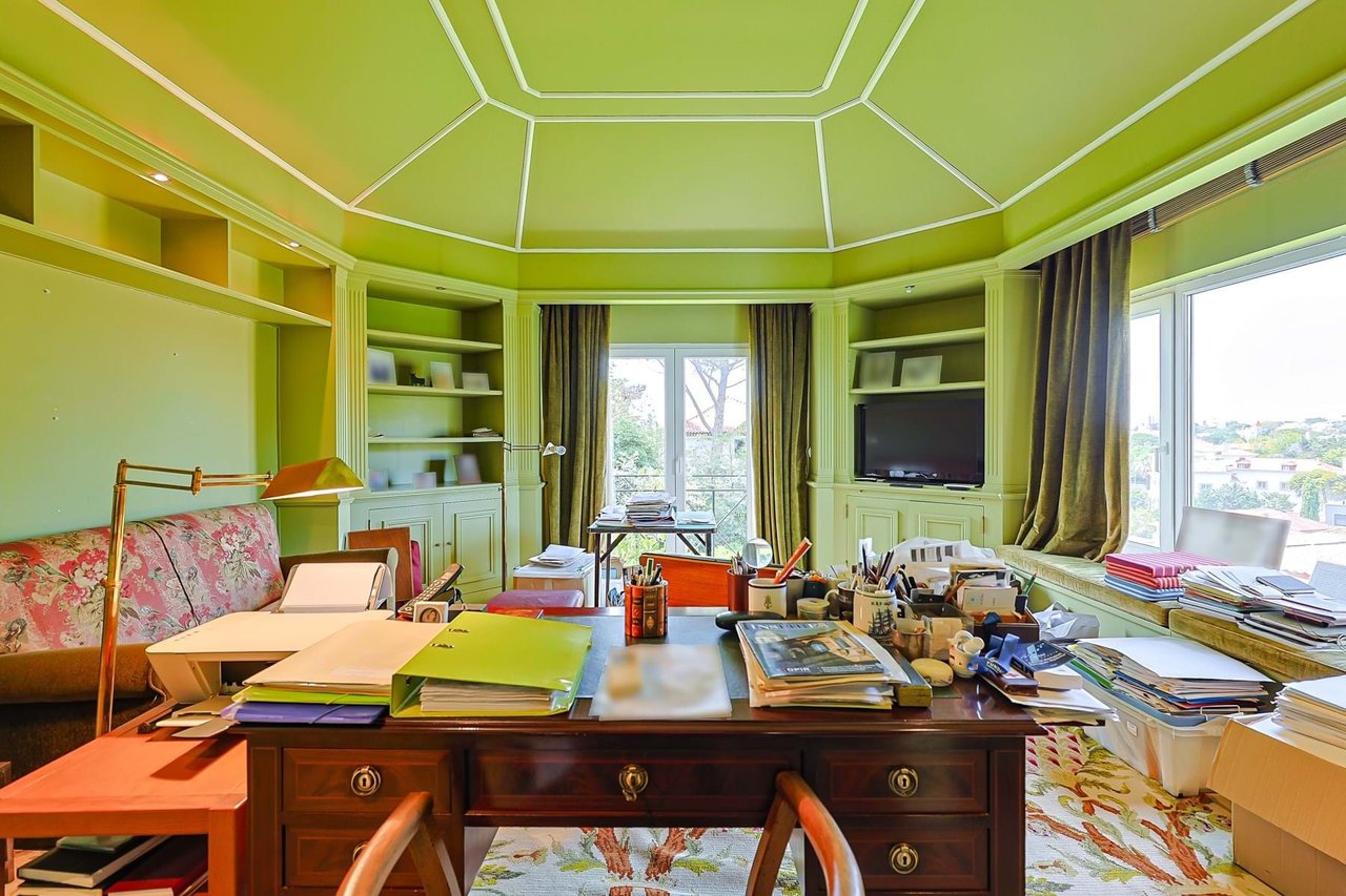 Elegant 10-Bedroom Villa with Sea Views in the Heart of Estoril