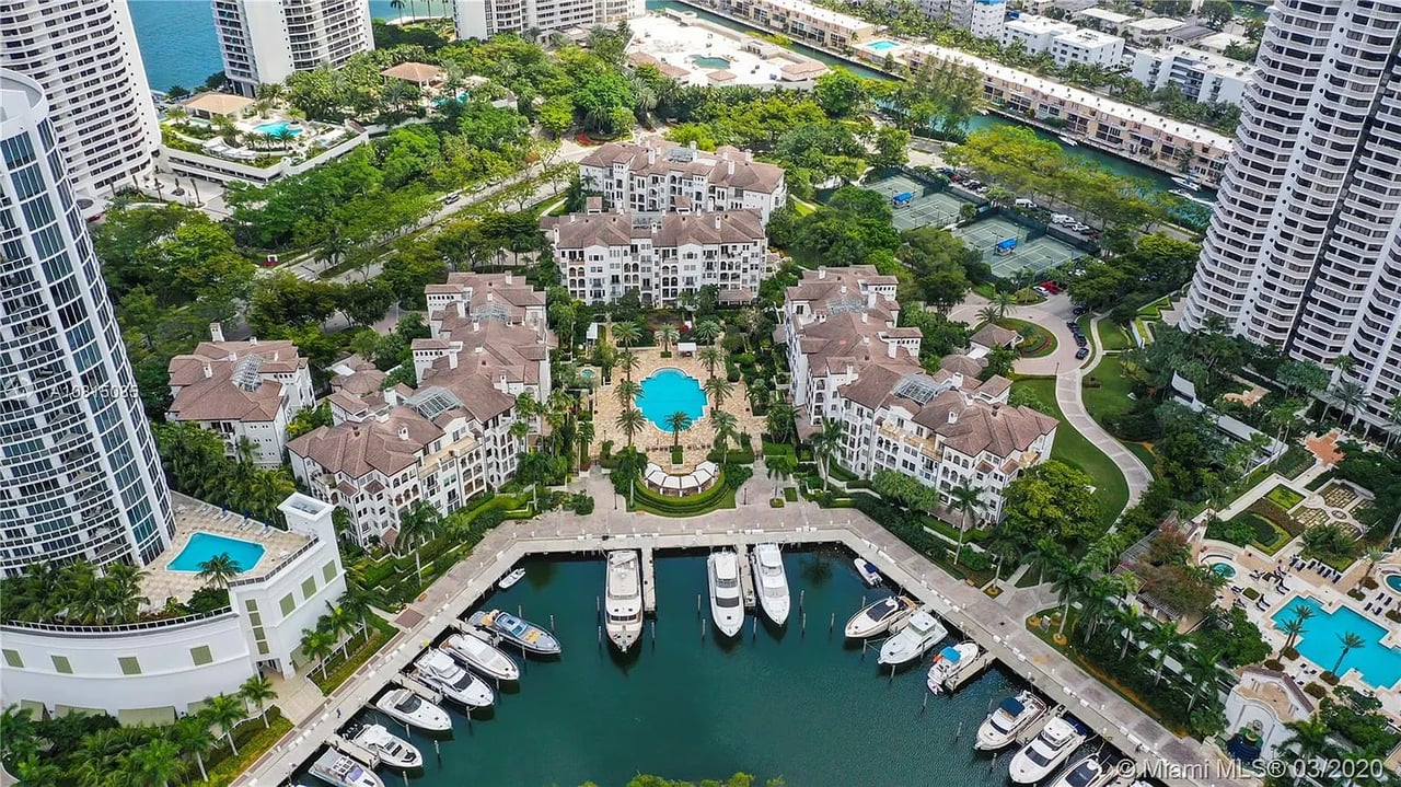 3900 Island Blvd, #B306
