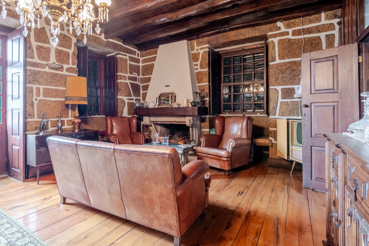 Rustic Four-Bedroom House with Private Land in Folhadela, Vila Real