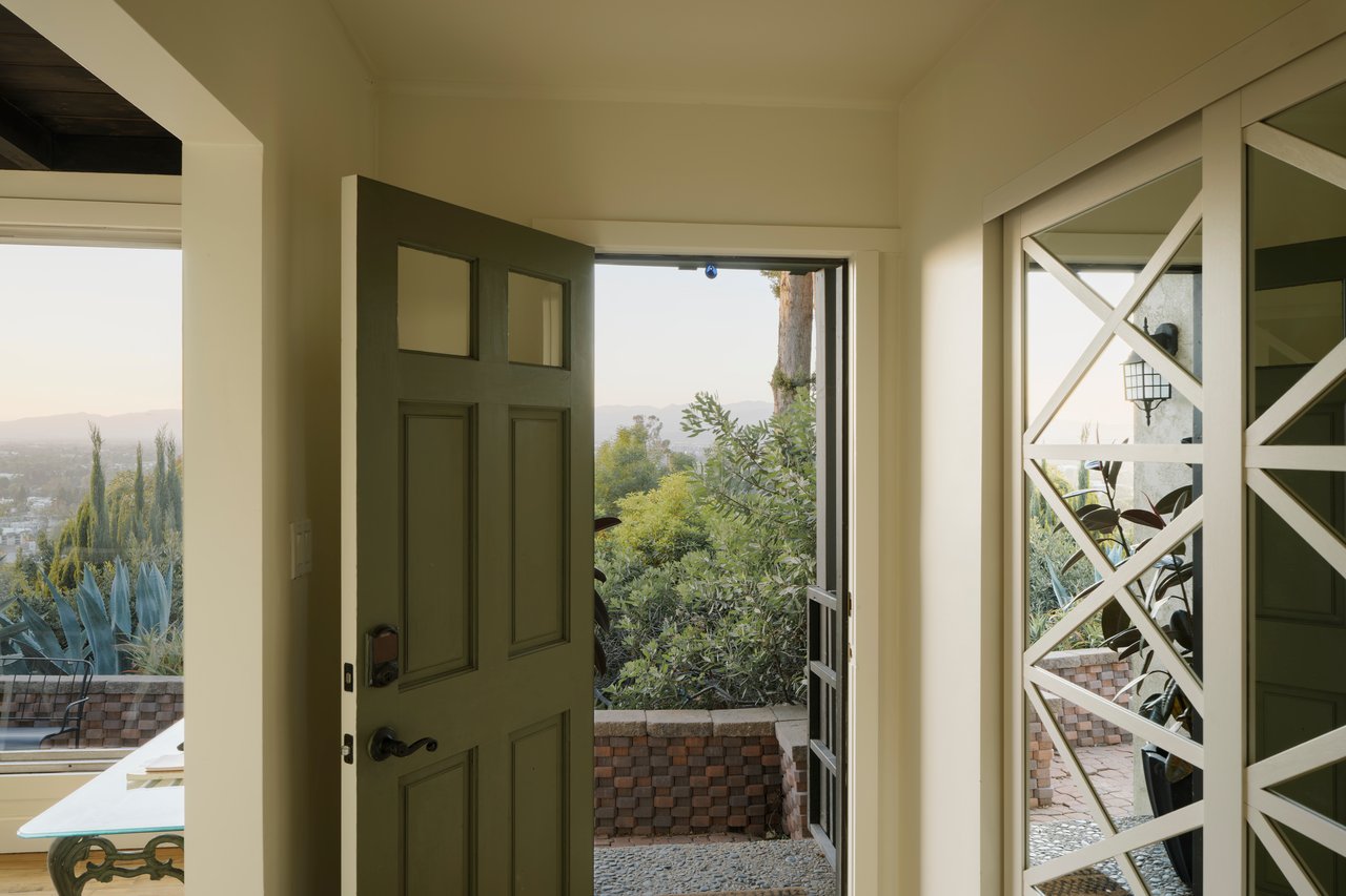 11764 Laurelcrest Drive in Studio City