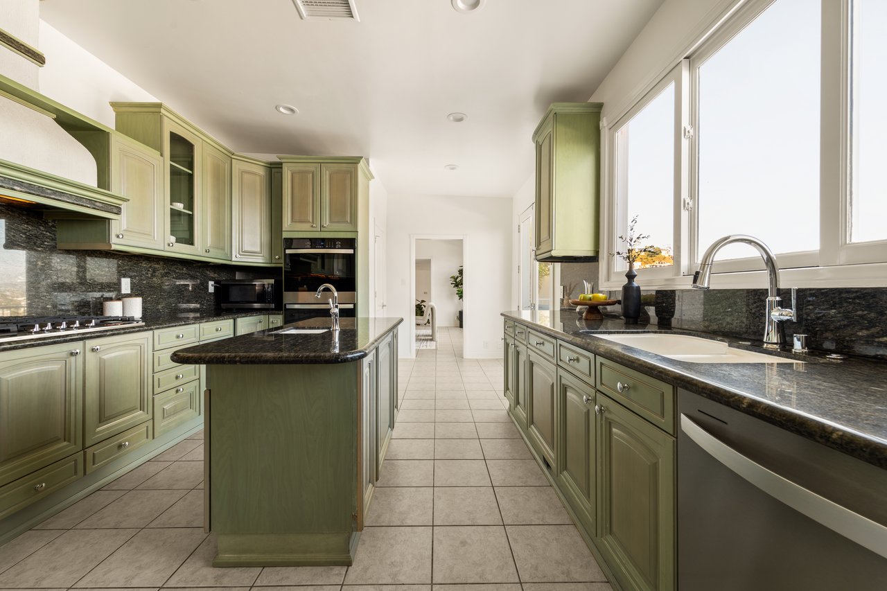 8527 Hedges Way, Hollywood Hills