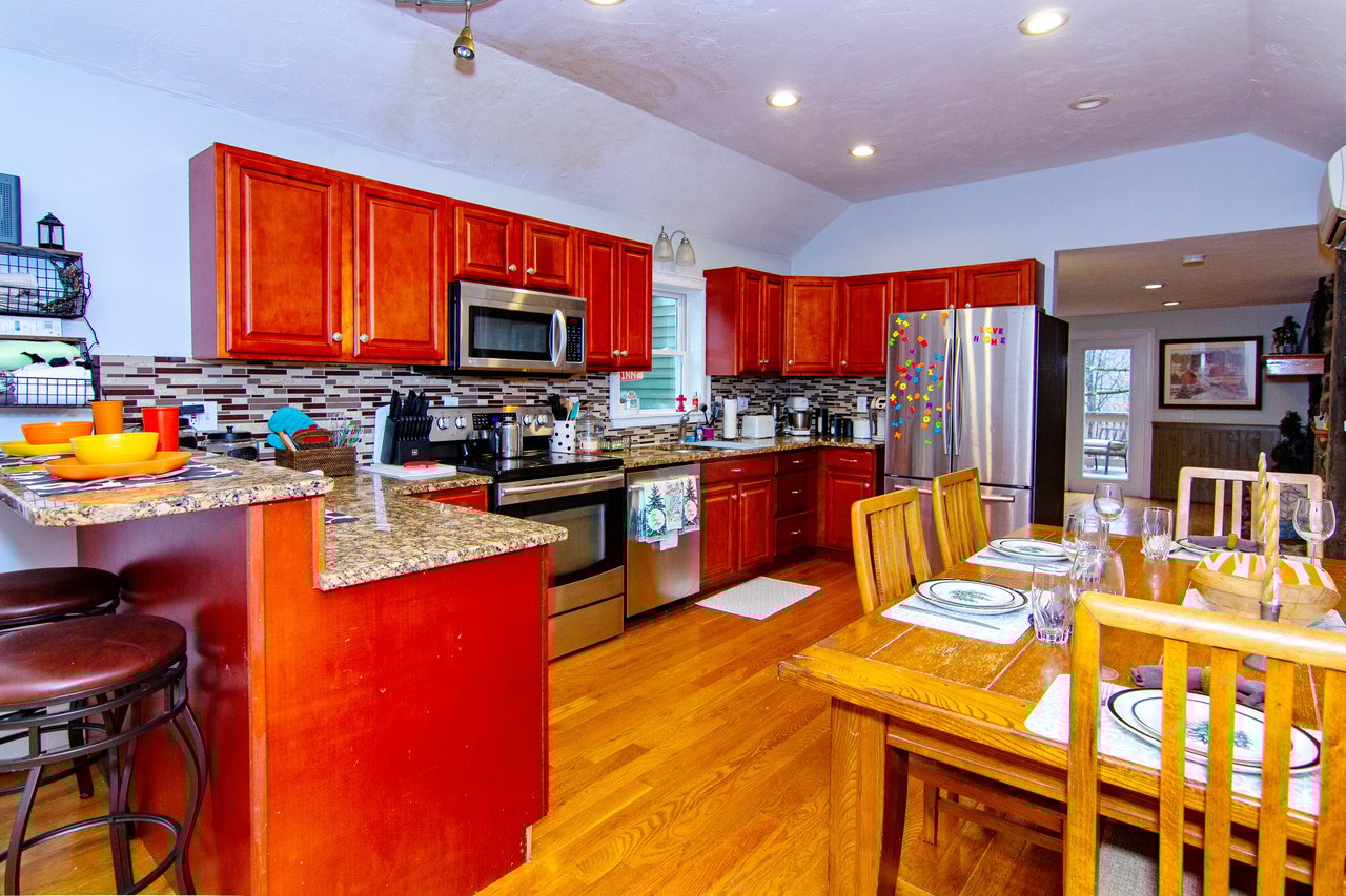 Pet Friendly, updated single family home for Ski Season