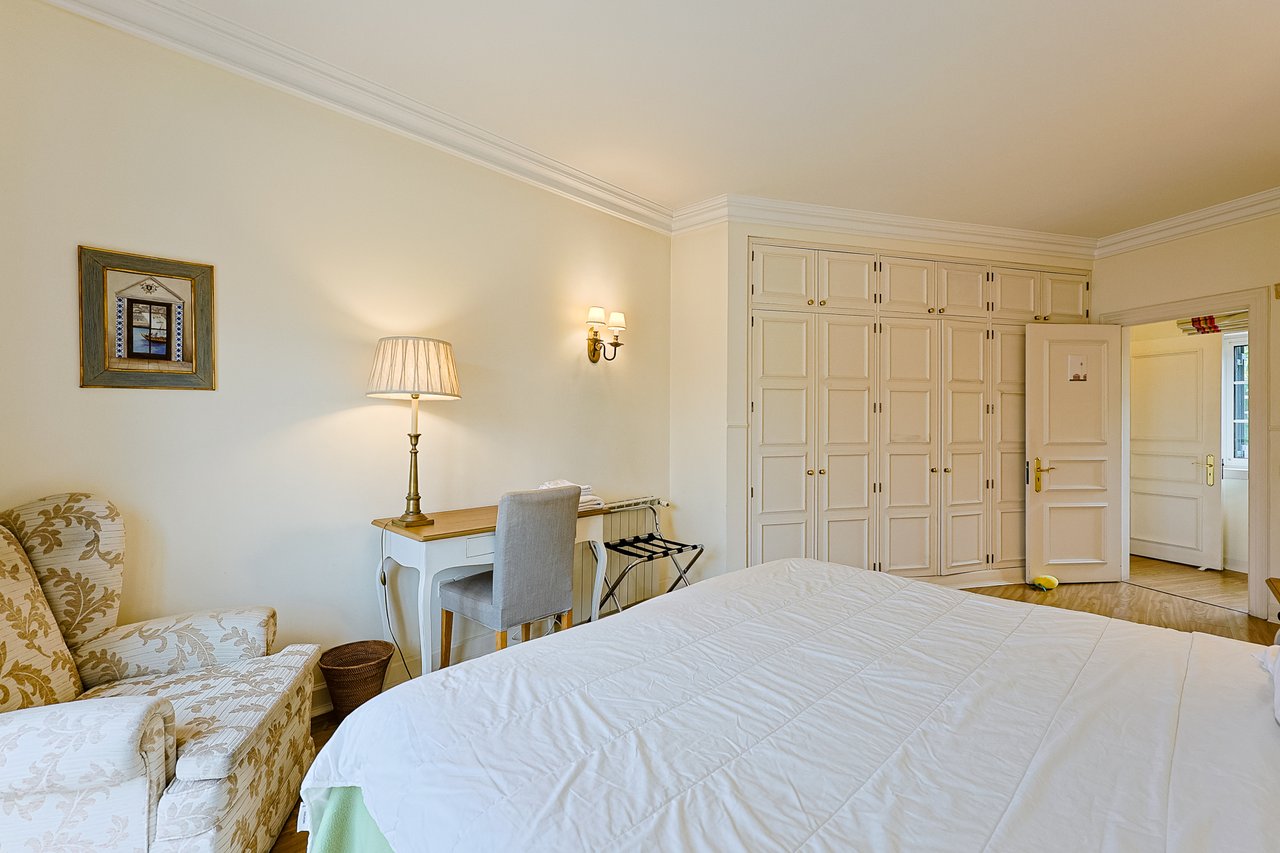 Spacious 8+2-Bedroom Villa with Pool for Rent in Cascais