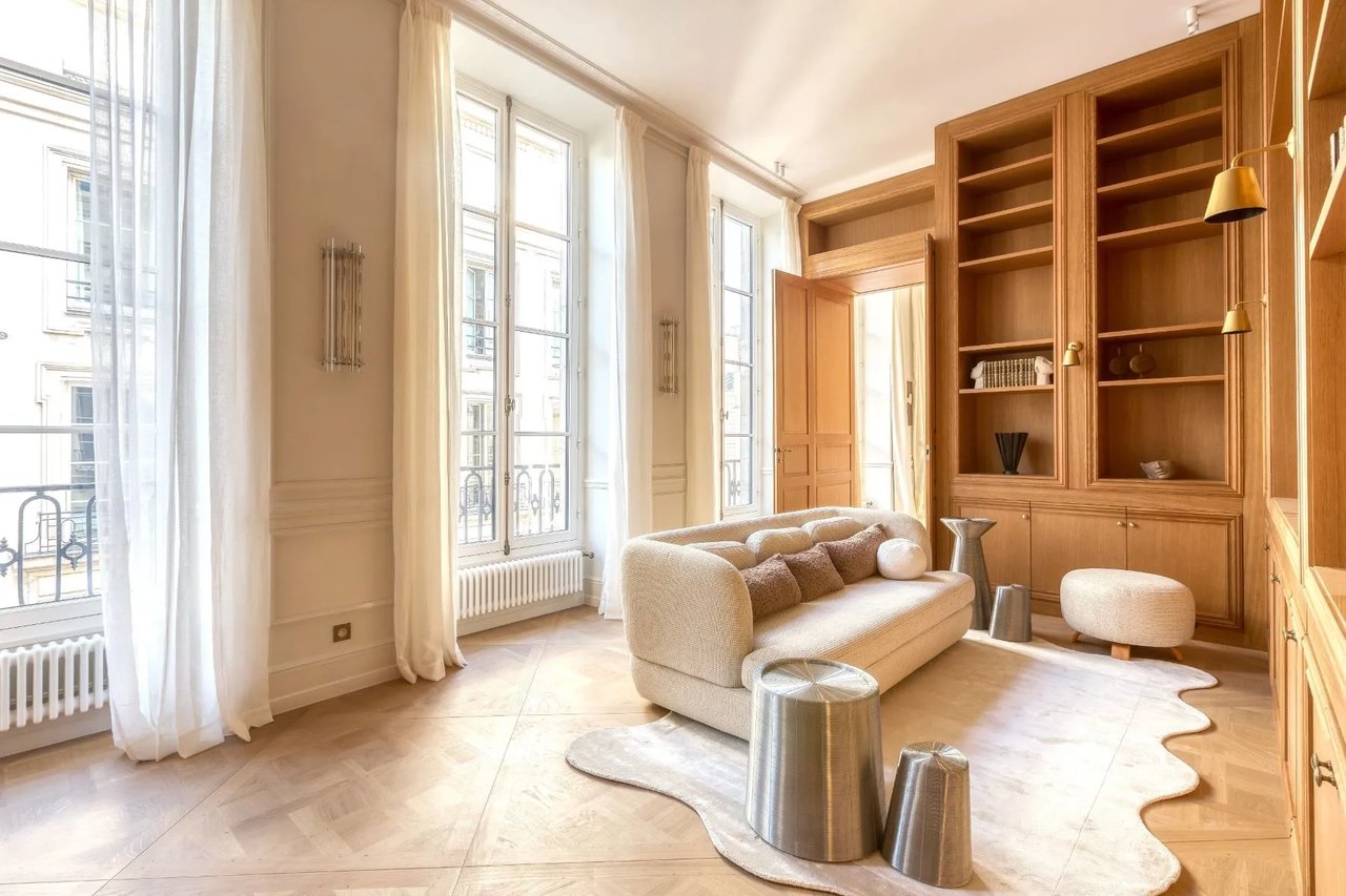 Paris VI - rue de TOURNON - Superb renovated apartment with exceptional volumes.