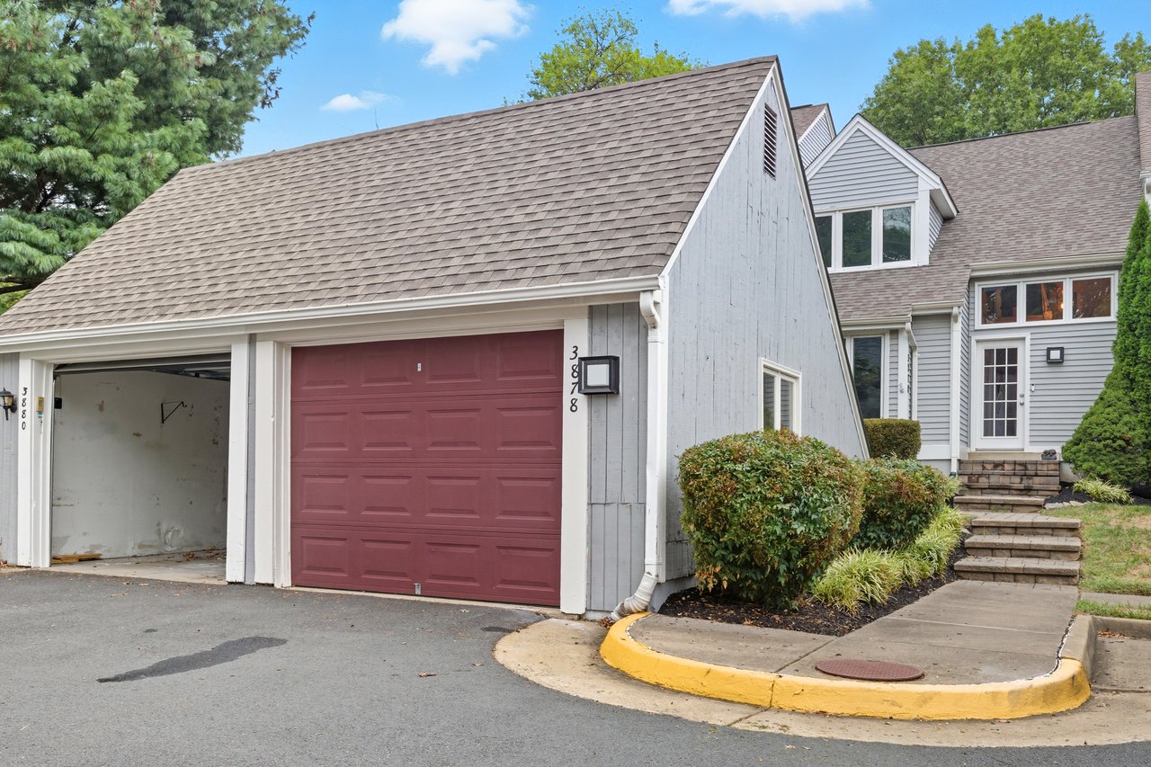 Turnkey 2 Bed Townhome plus Den & Designer Finishes 