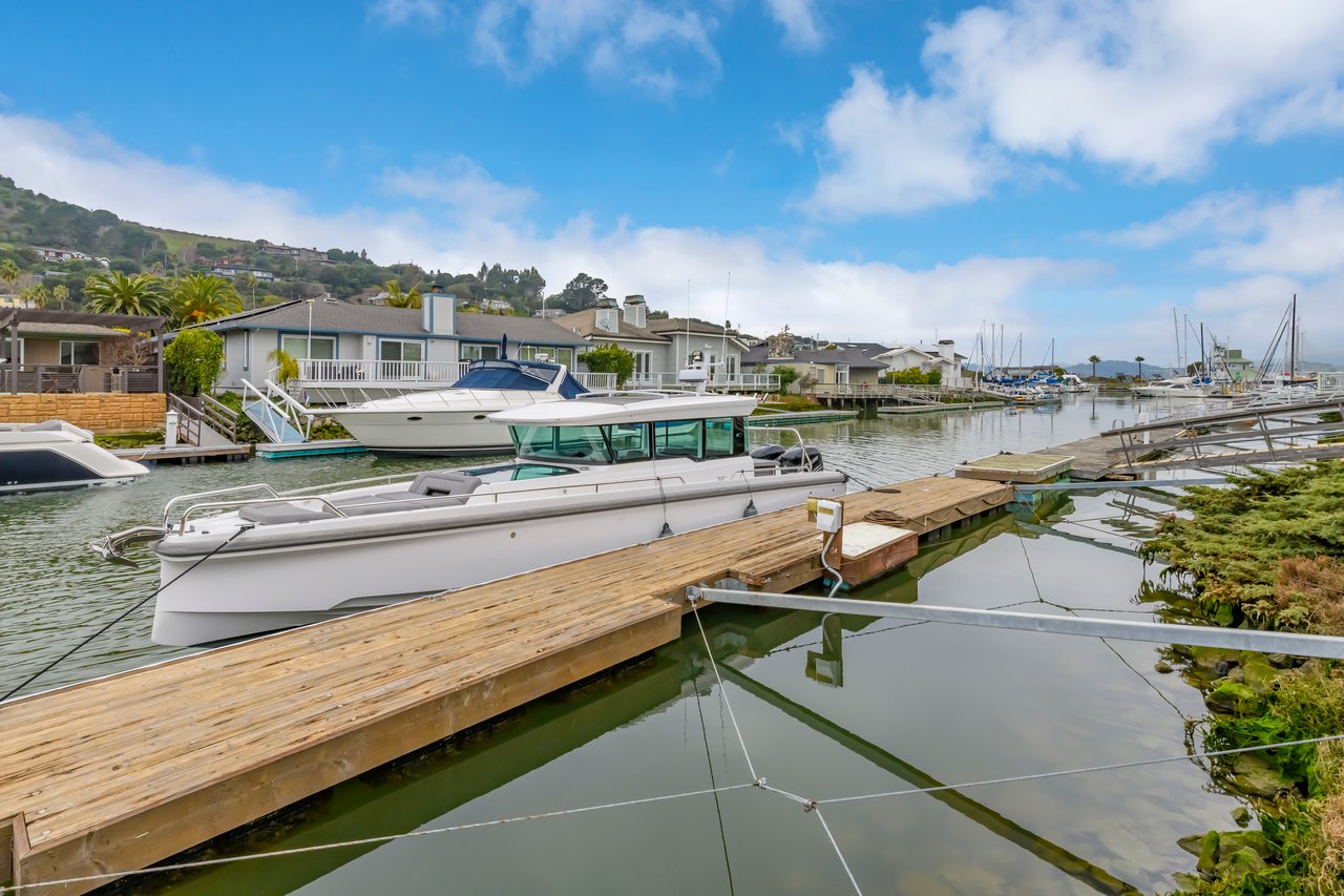 Refined Single-Level Waterfront Retreat