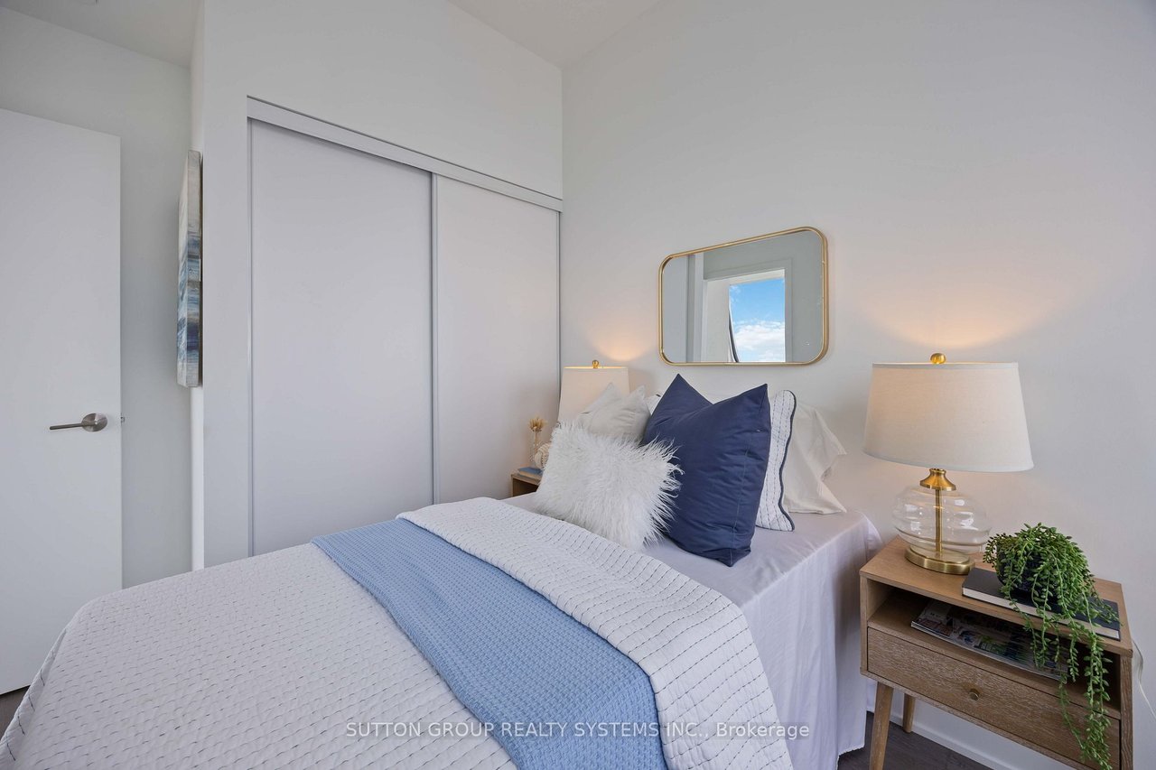 YORKVILLE PENTHOUSE LIVING