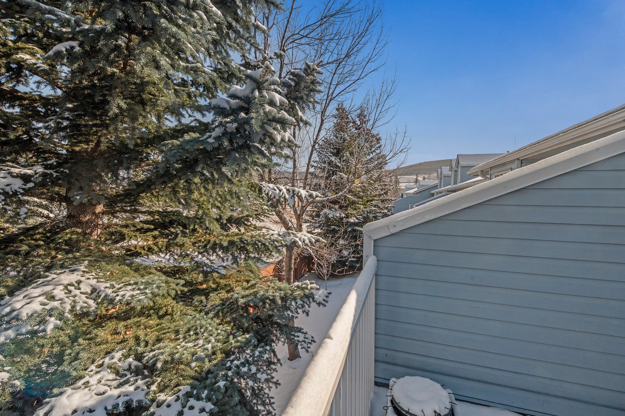 180 Valley Ridge Heights NW