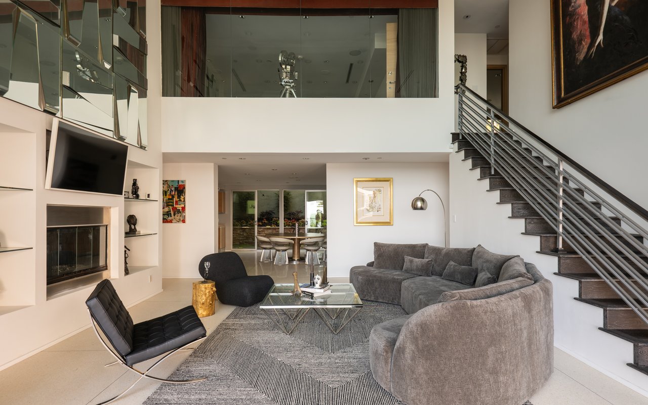 1545 Sunset Plaza Dr