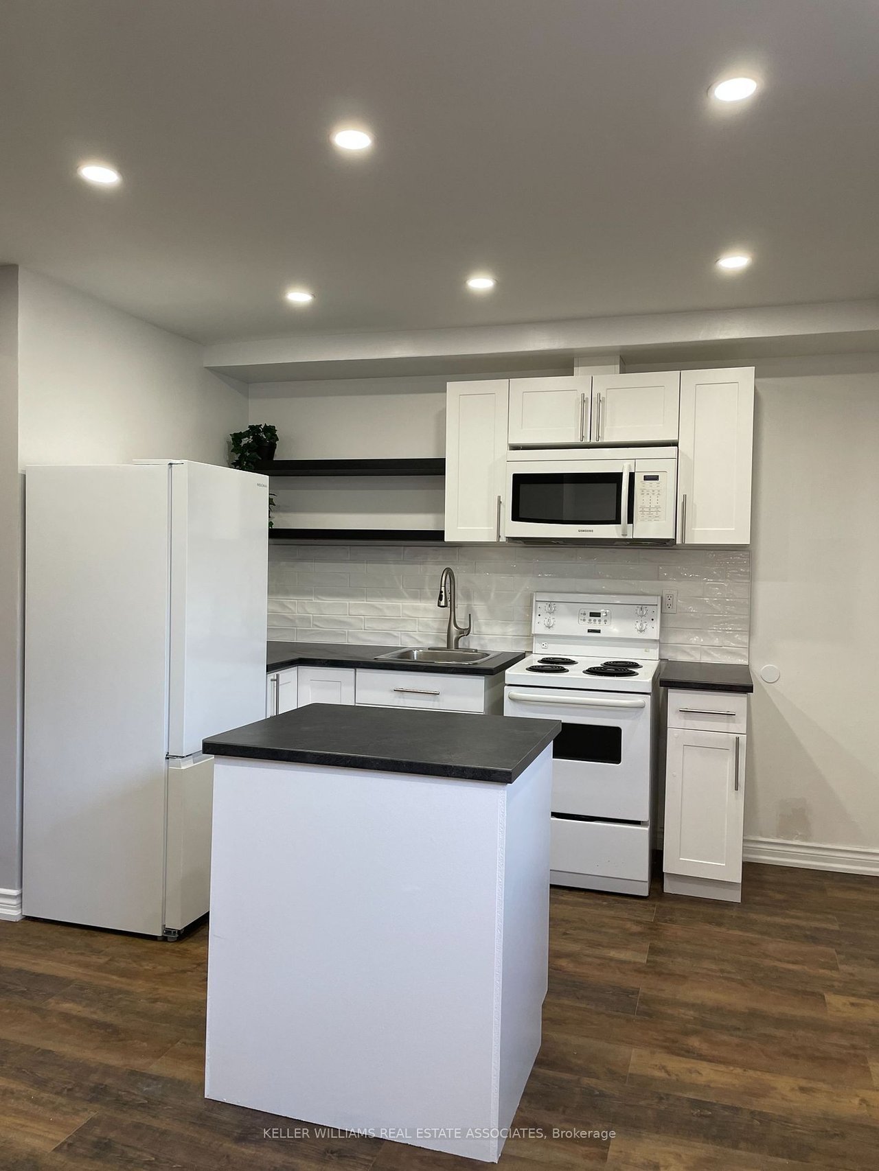 233 Lakeshore Rd E