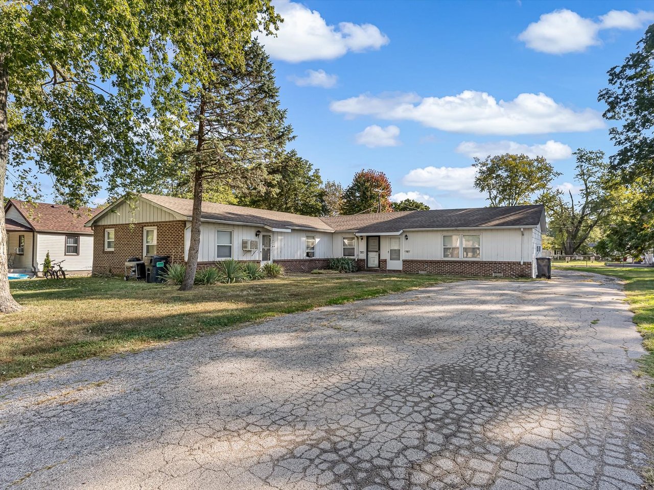 Prime Fairview Heights Triplex – Live for Less or Boost Your Cash Flow!