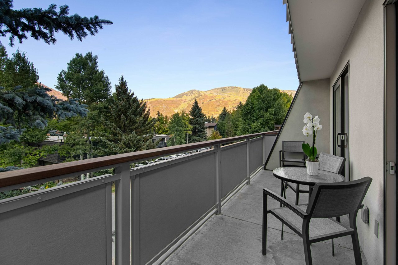 Top-Floor Unit with Views of Aspen Mountain