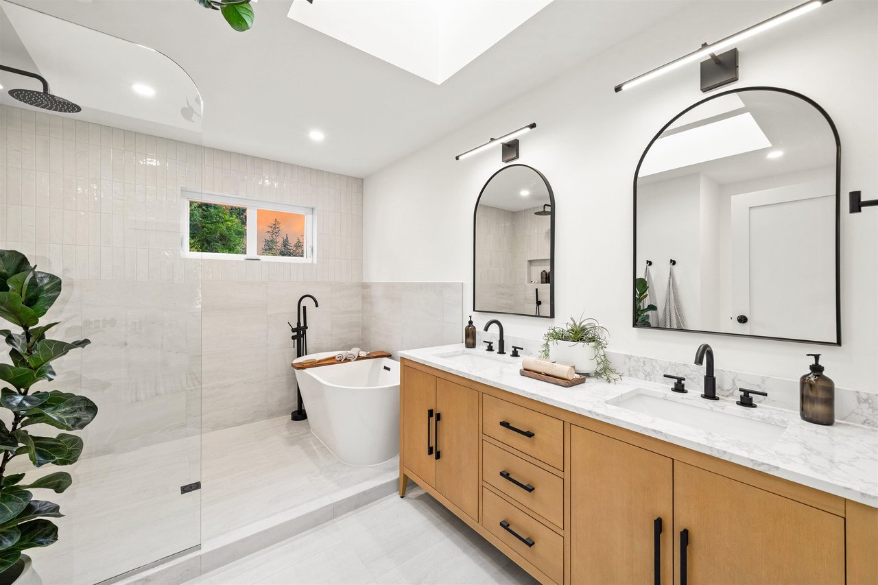 4365 Raeburn Street, North Vancouver
