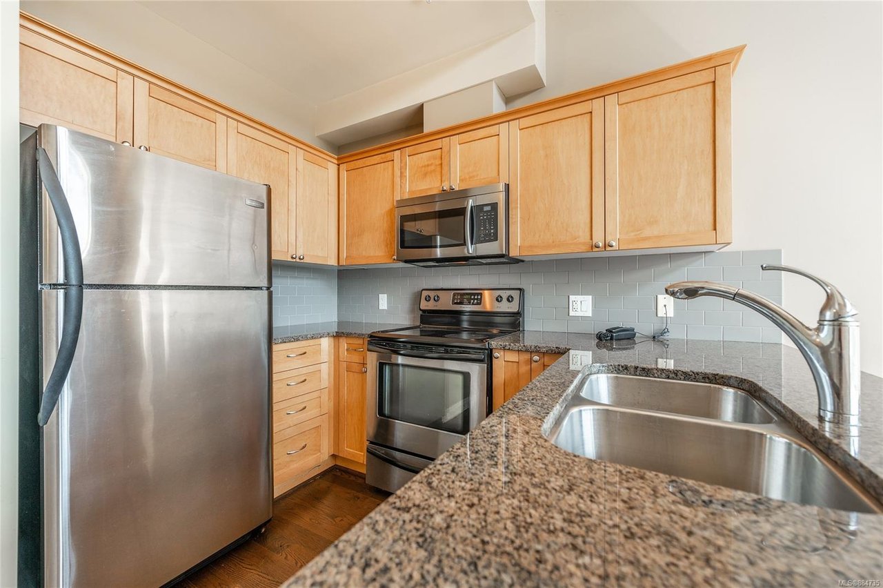 411-866 Goldstream Ave