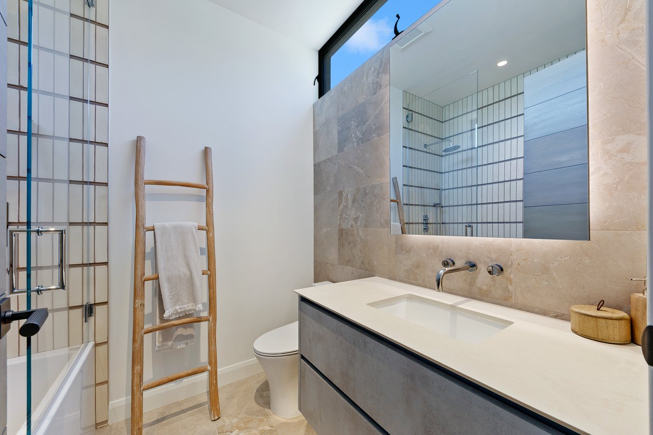 938 Palisades Beach Rd