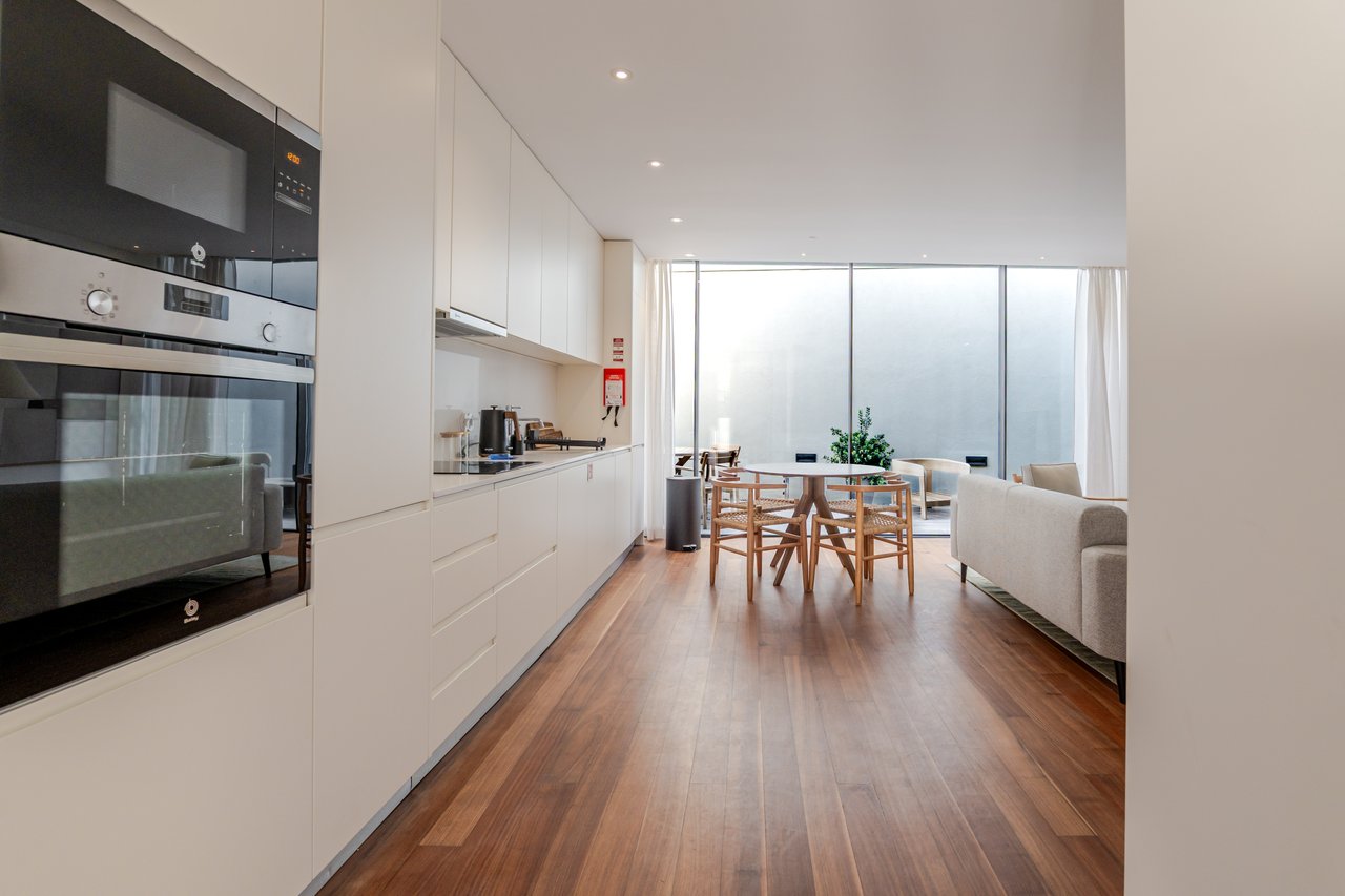 Elegant 2-Bedroom Apartment with Private Patio, Parking & Short-term Rental (AL) License in Central Porto