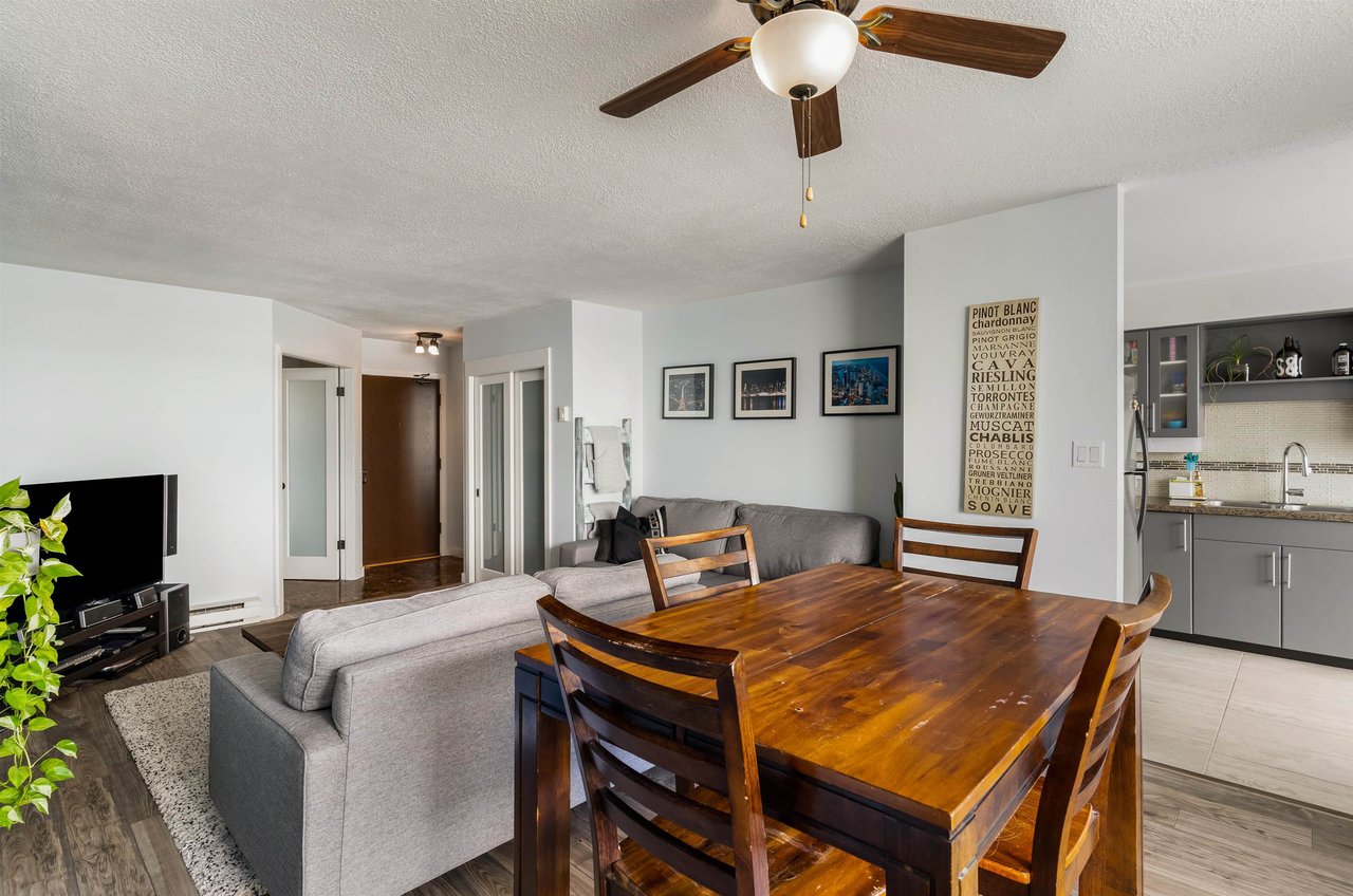1102-1045 Quayside Dr
