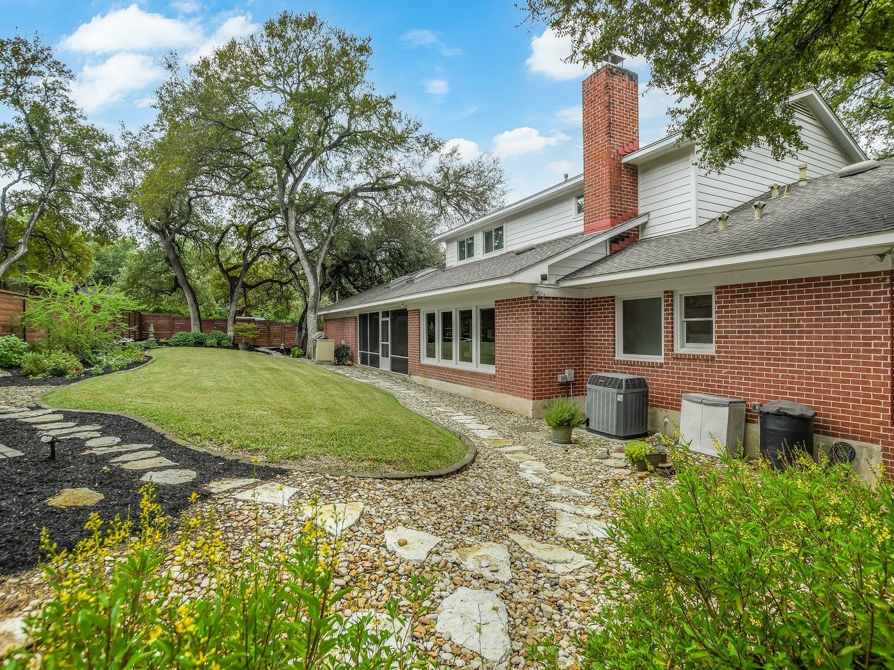 203 Wallis Dr