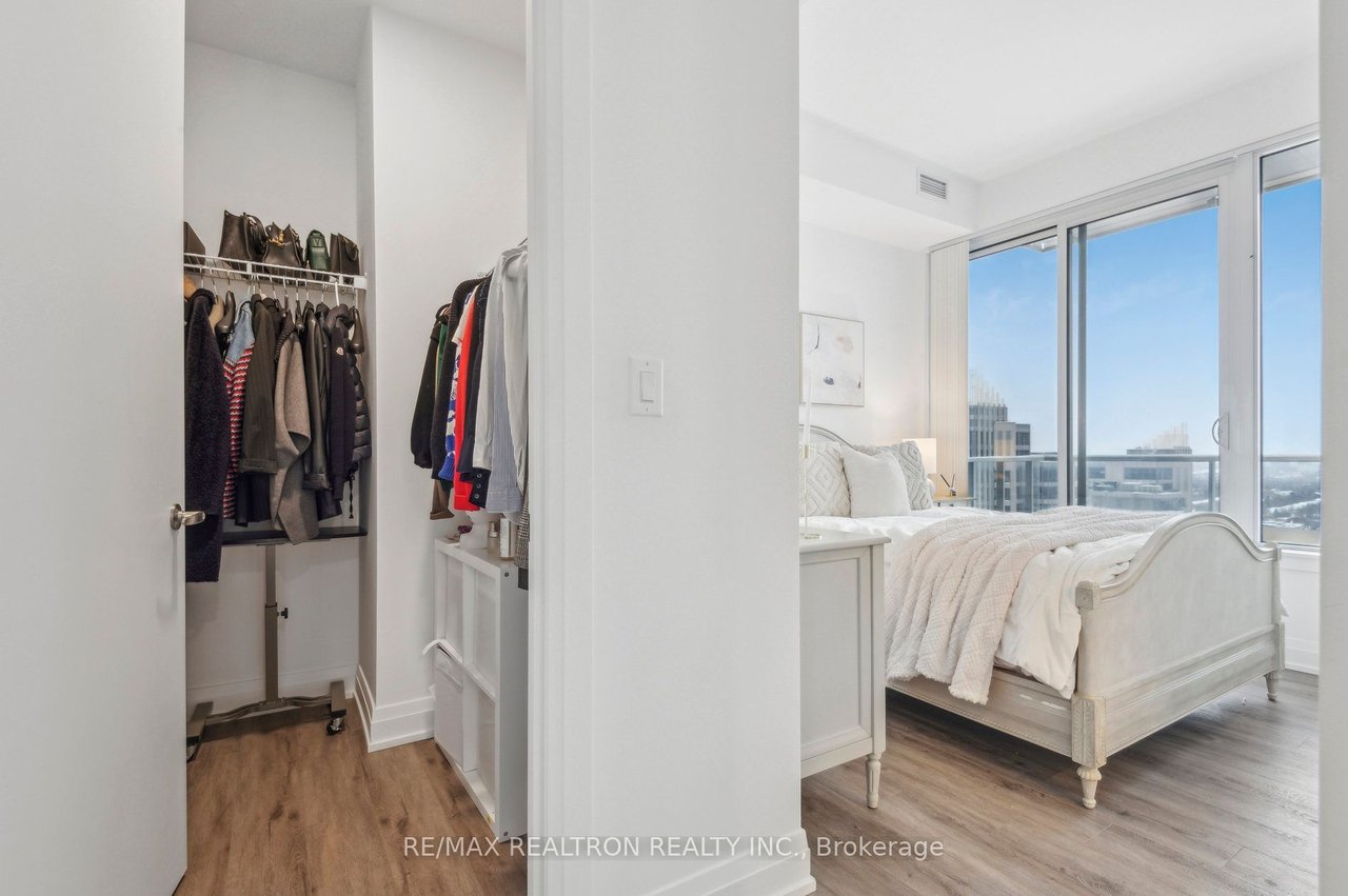 STUNNING, AIRY PENTHOUSE