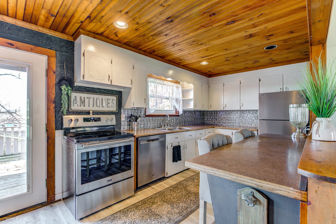 2685 Main Road, Tiverton, RI 02878