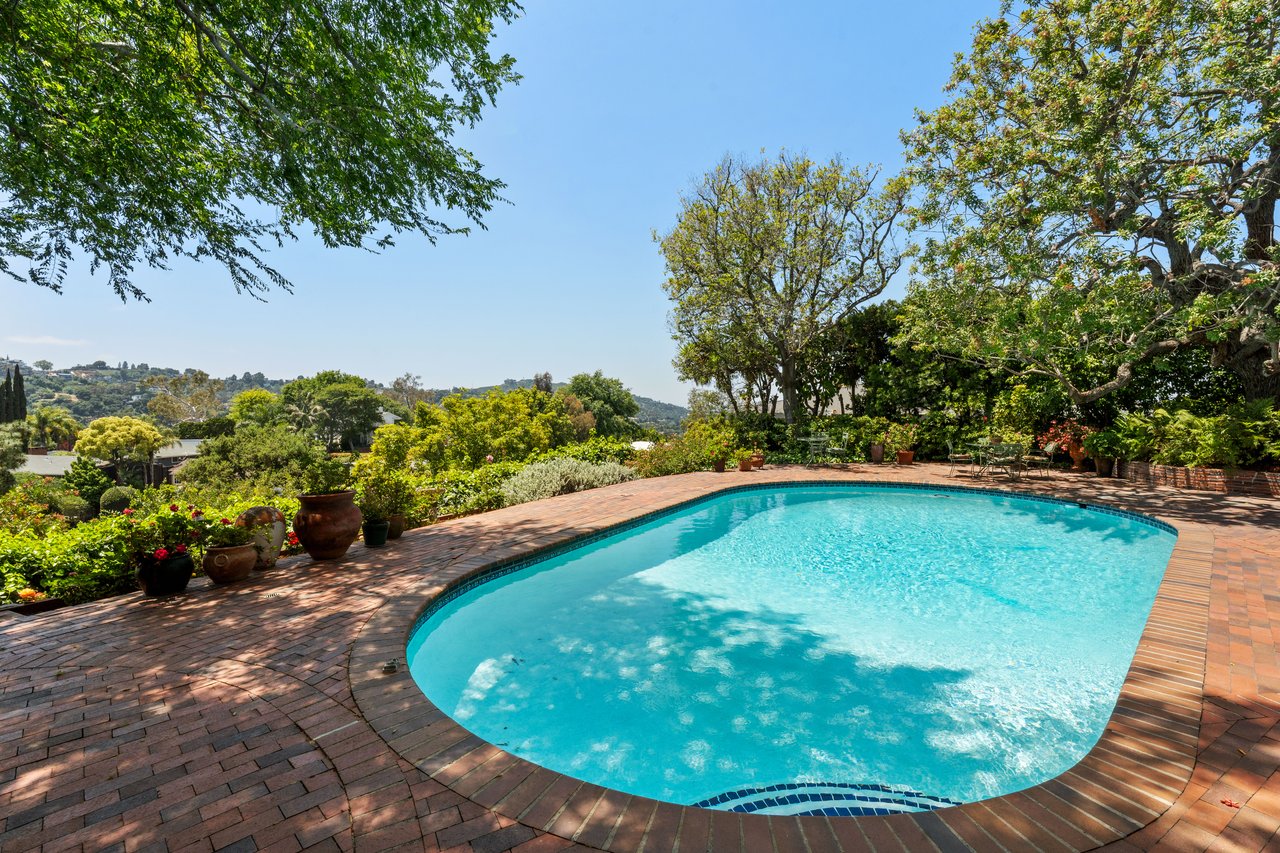 A Slice of Heaven in Lake Hollywood