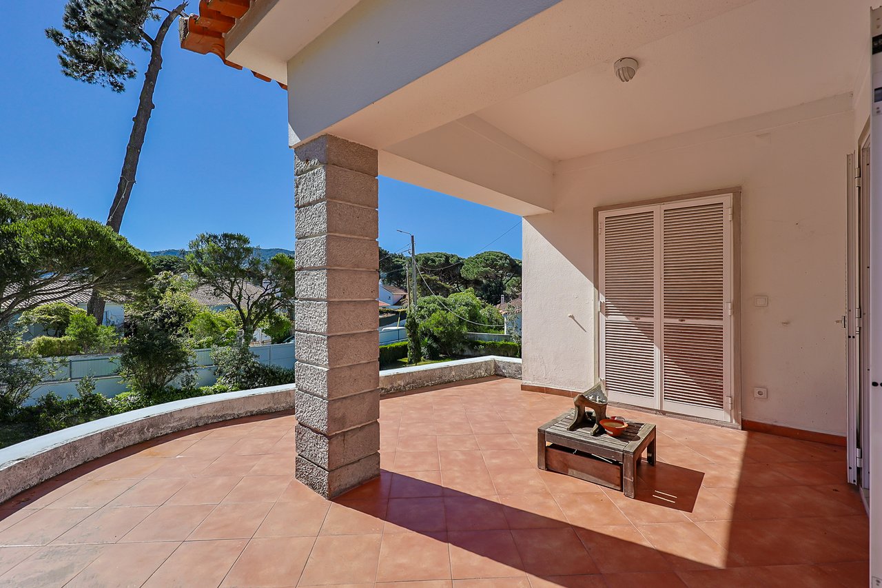 Spacious 5-Bedroom Villa with Expansive Garden Near Sintra in Colares