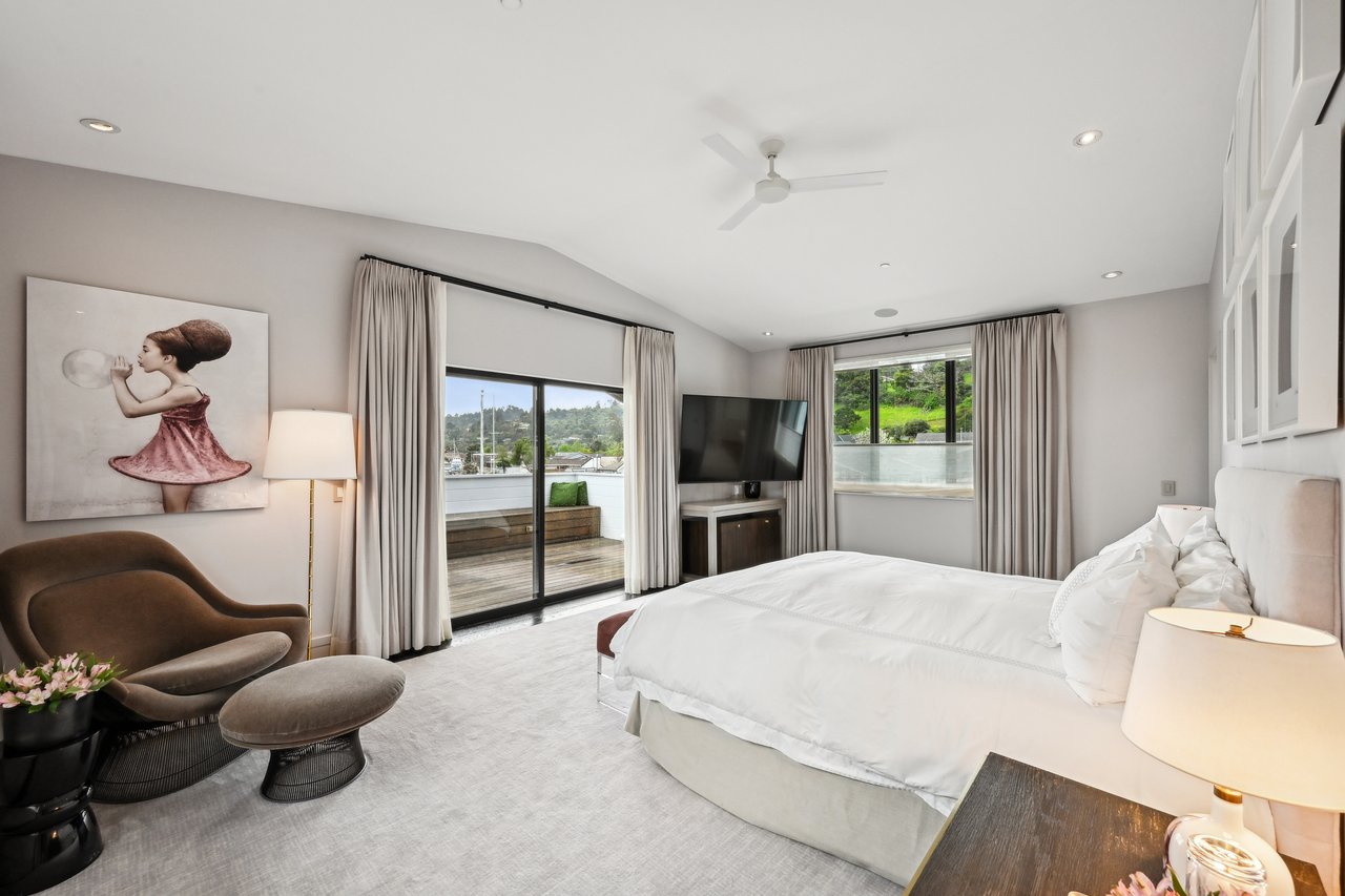 A Waterfront Masterpiece of Modern Luxury