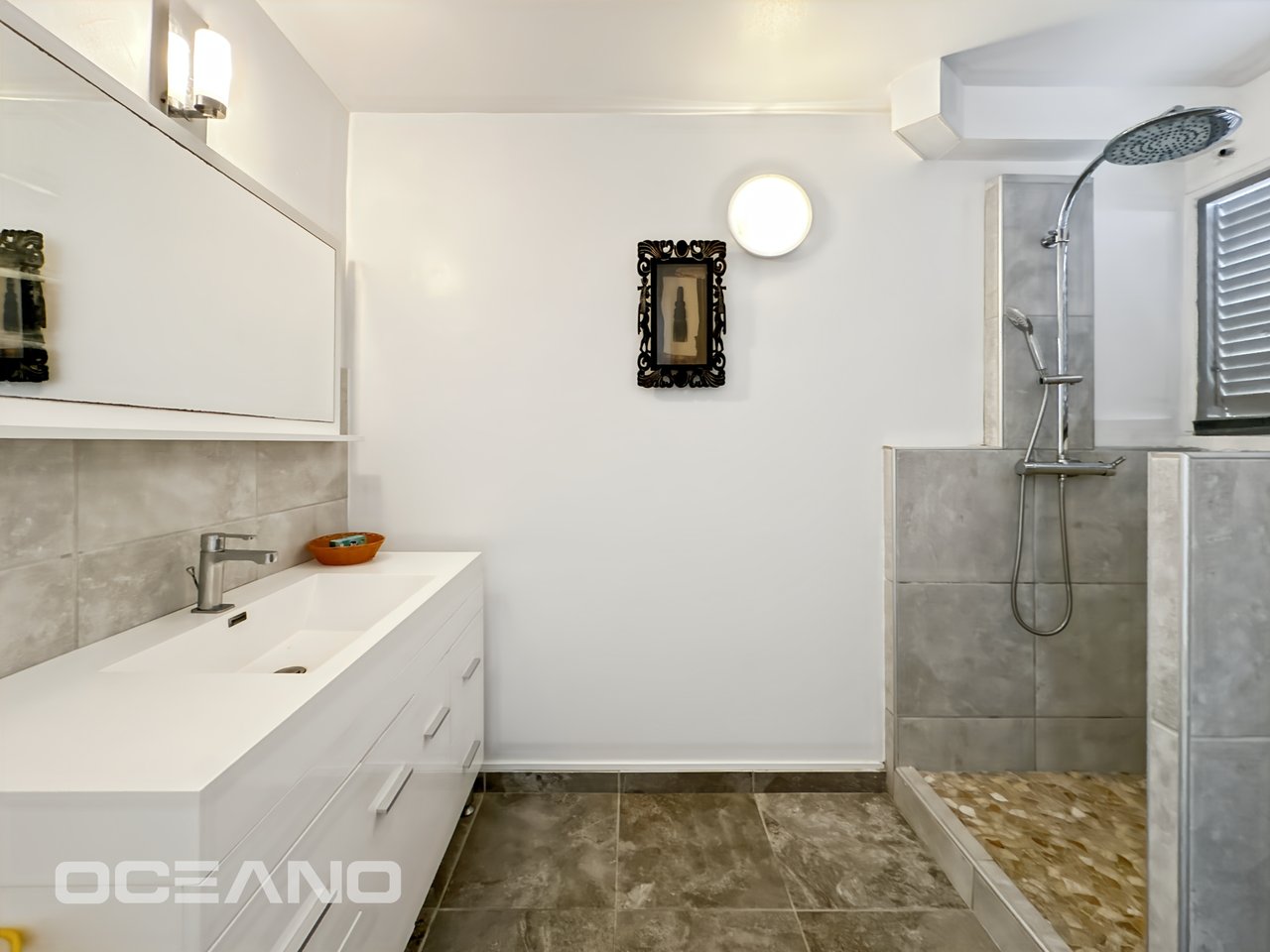 2 bedrooms with a sea view