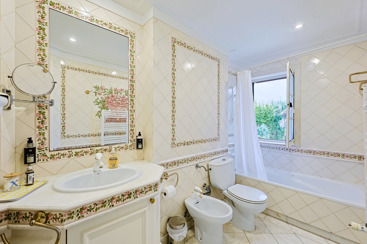 Spacious 8+2-Bedroom Villa with Pool for Rent in Cascais