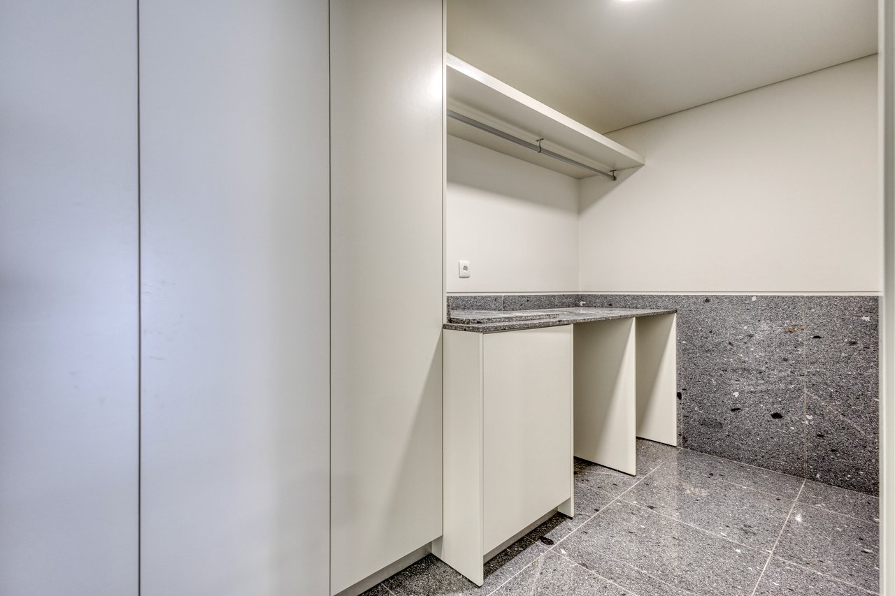 Contemporary 3-Bedroom Luxury Villa with Pool and Large Basement in Palmeira, Braga