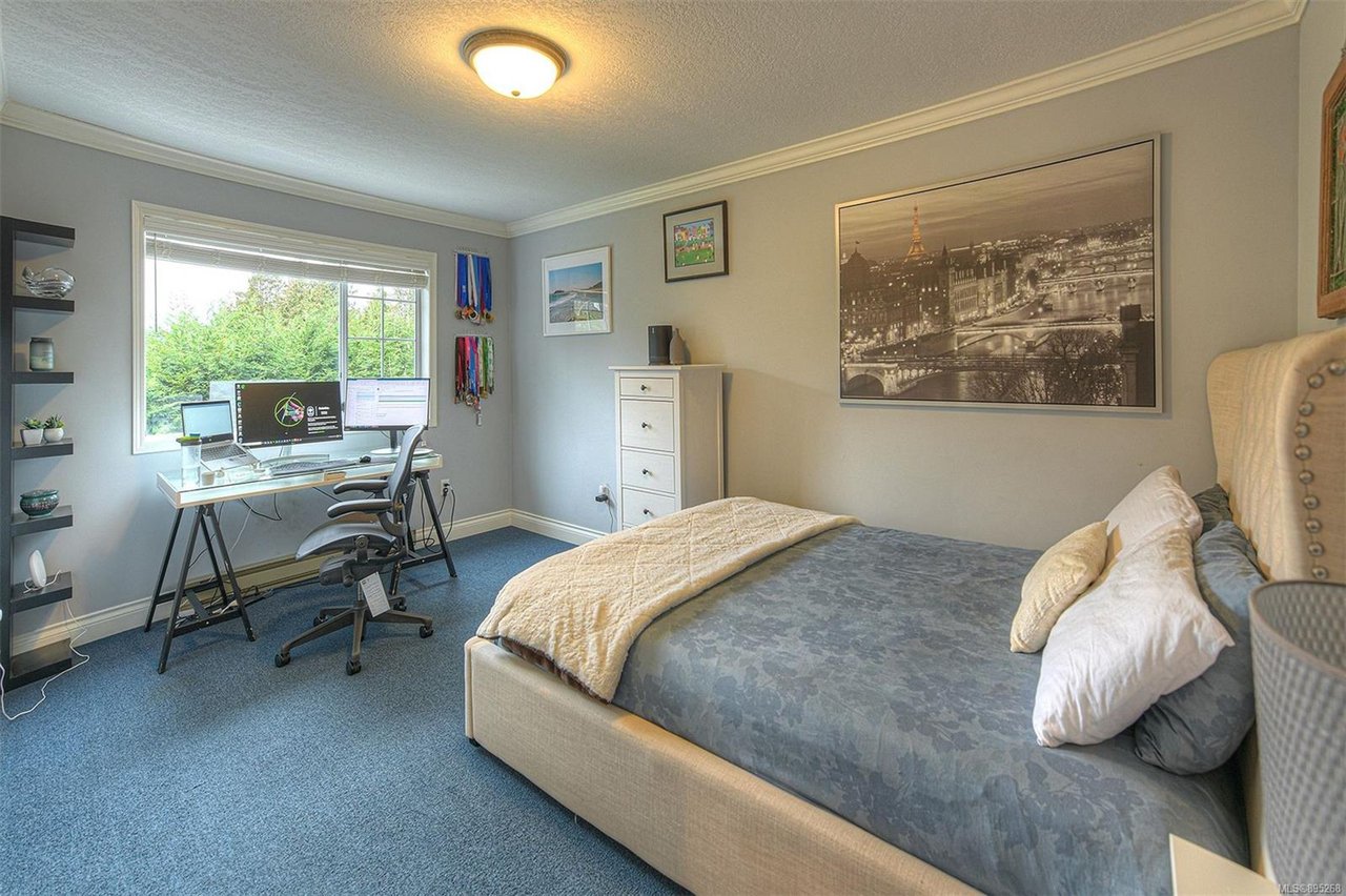 751 Helvetia Cres