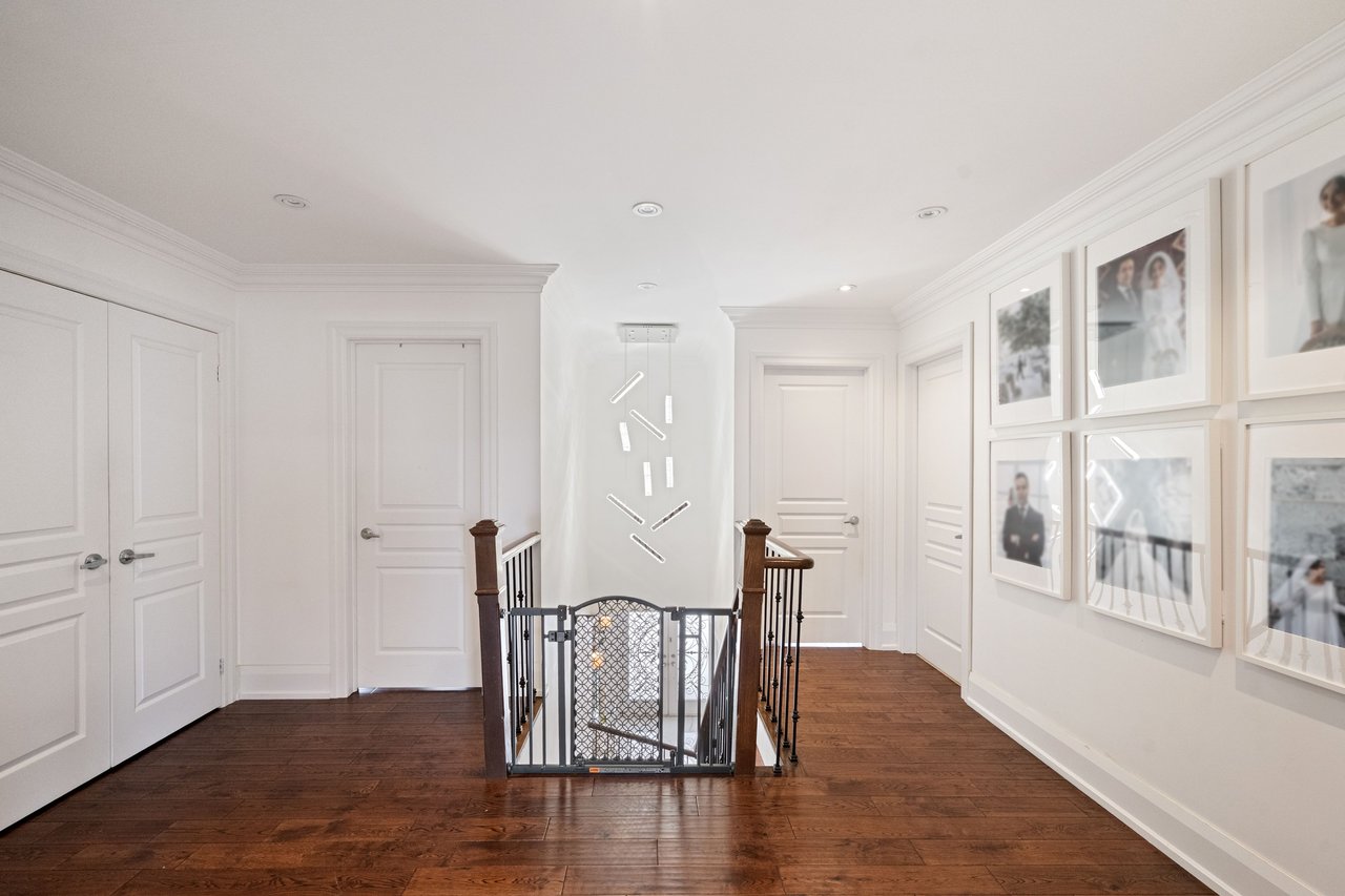 SOLD: Show Like a Model!