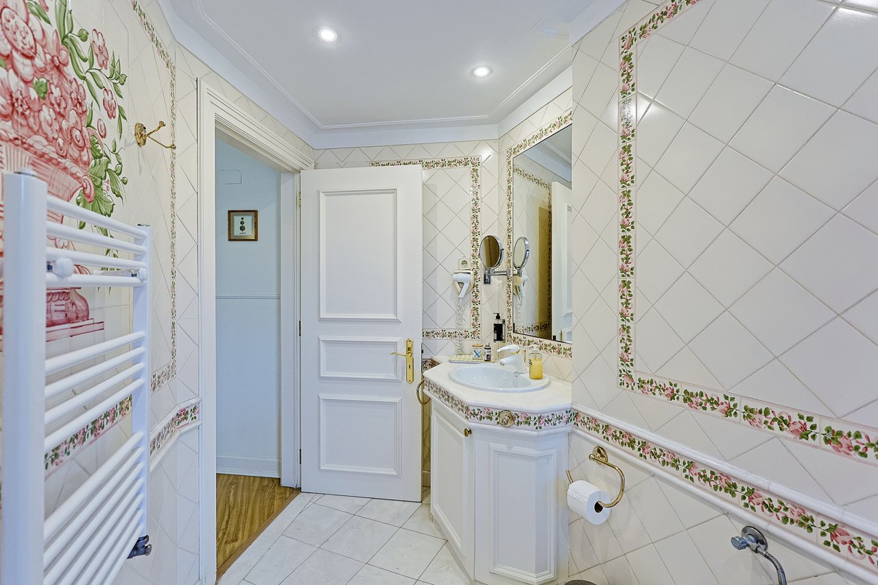 Spacious 8+2-Bedroom Villa with Pool for Rent in Cascais