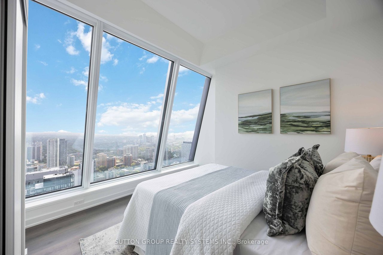 YORKVILLE PENTHOUSE LIVING