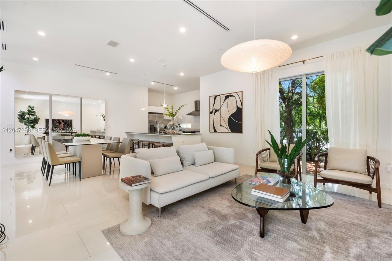 3253-mcdonald-street-miami-fl-home-sold-living-room