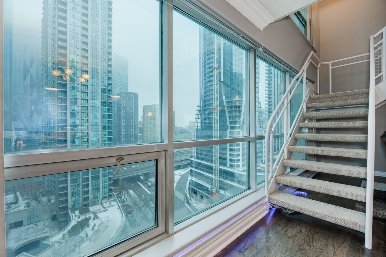 2-Storey Retreat On Queens Quay