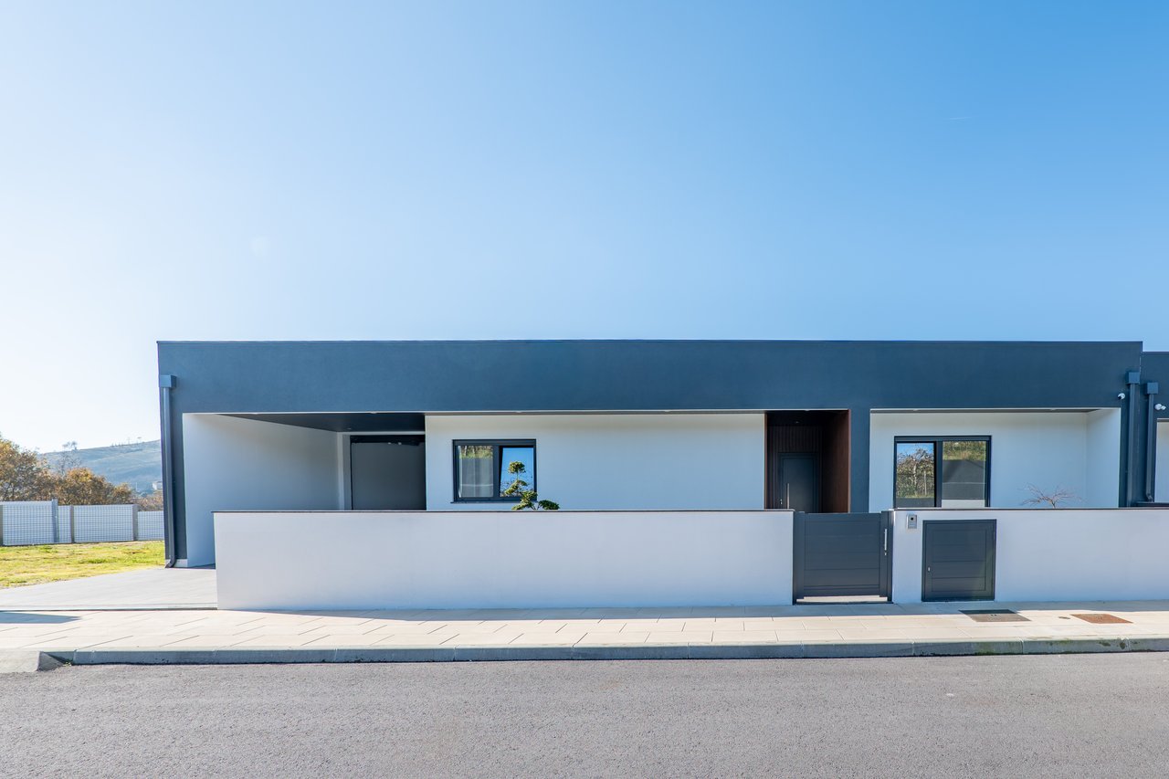  3-Bedroom Villa with Private Garage and Expansive Living Area