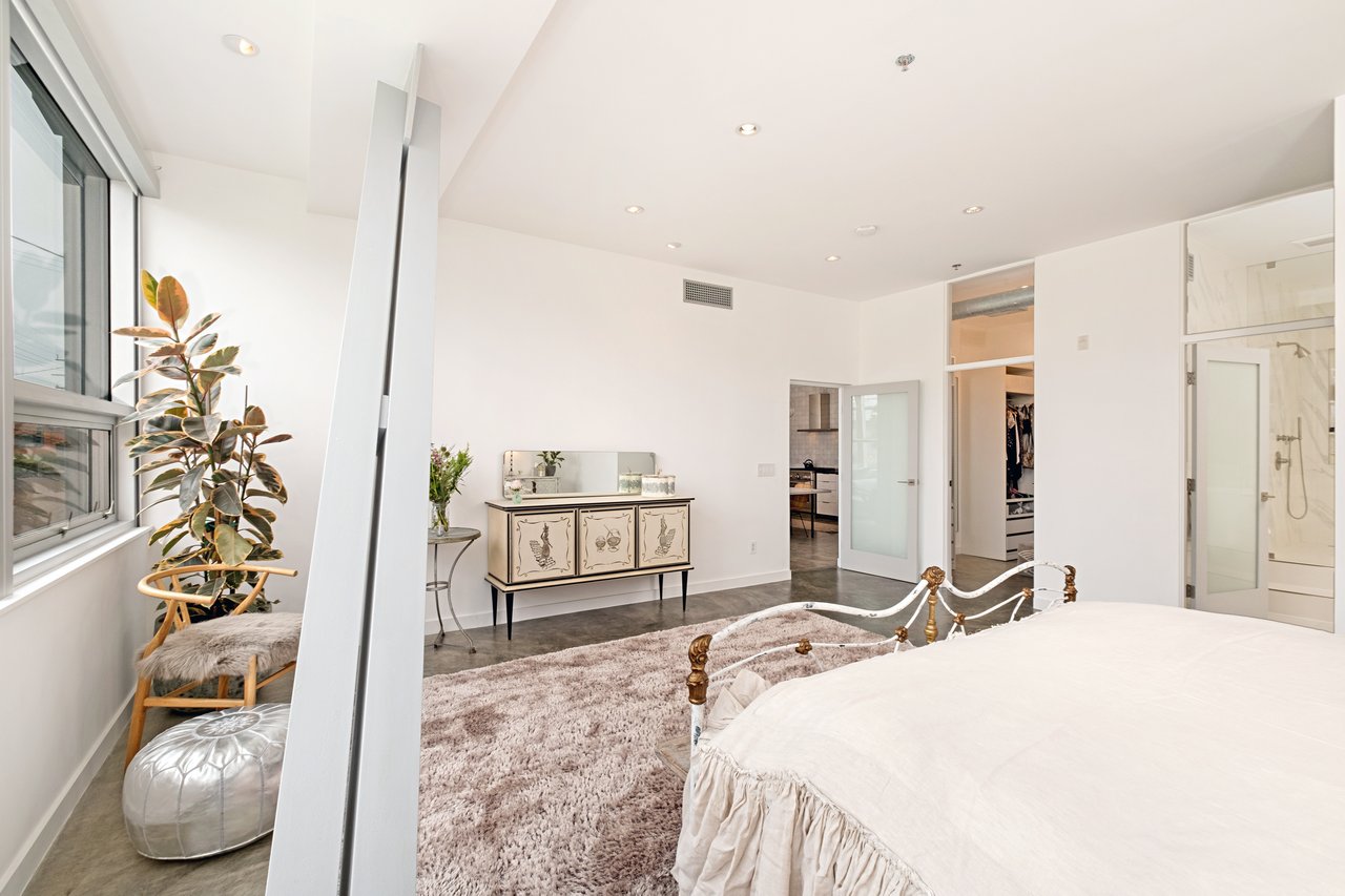 Sophisticated Architectural Venice Loft