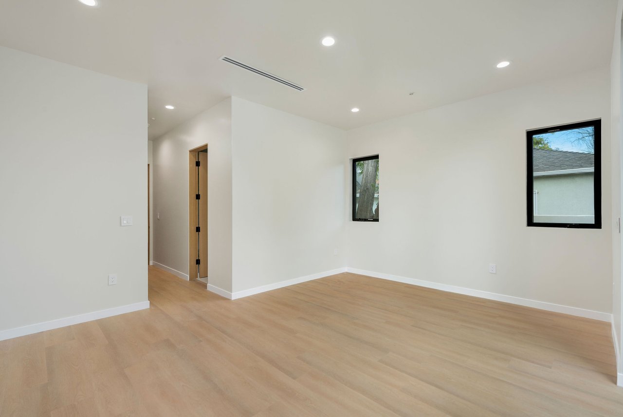 17510 Miranda St, Encino