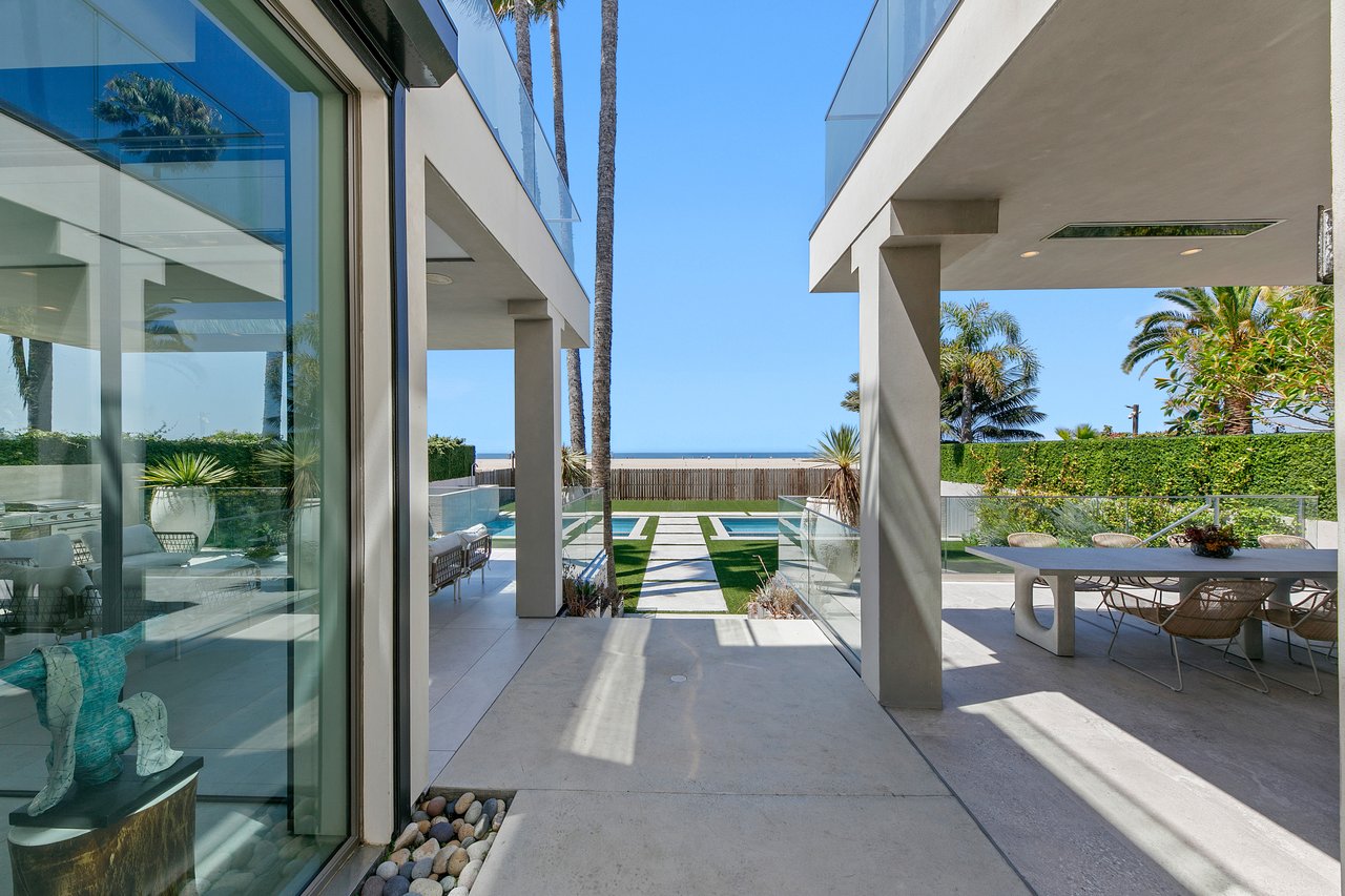 938 Palisades Beach Rd
