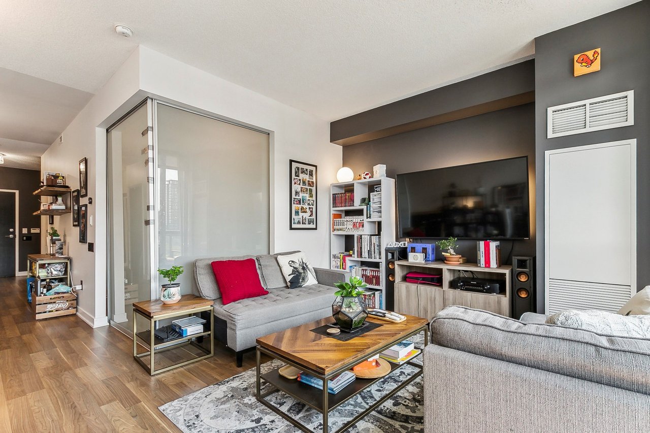 775 King St W Unit: 906
