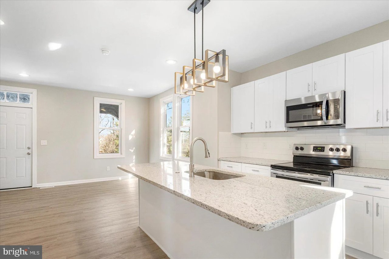 2725 E. Strathmore Ave