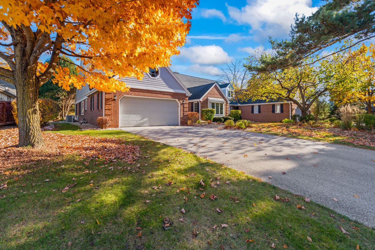 2611 W Lake Vista Ct