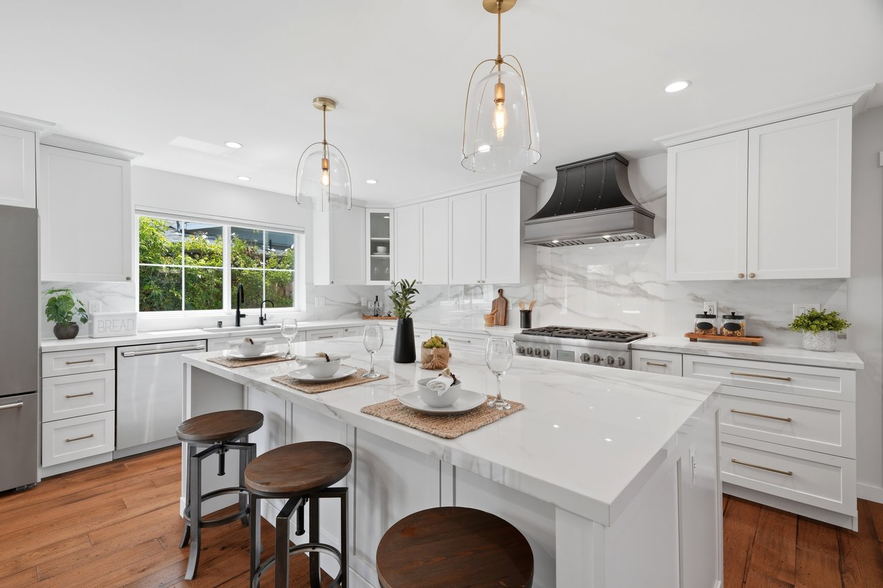 2133 Santa Cruz AVE