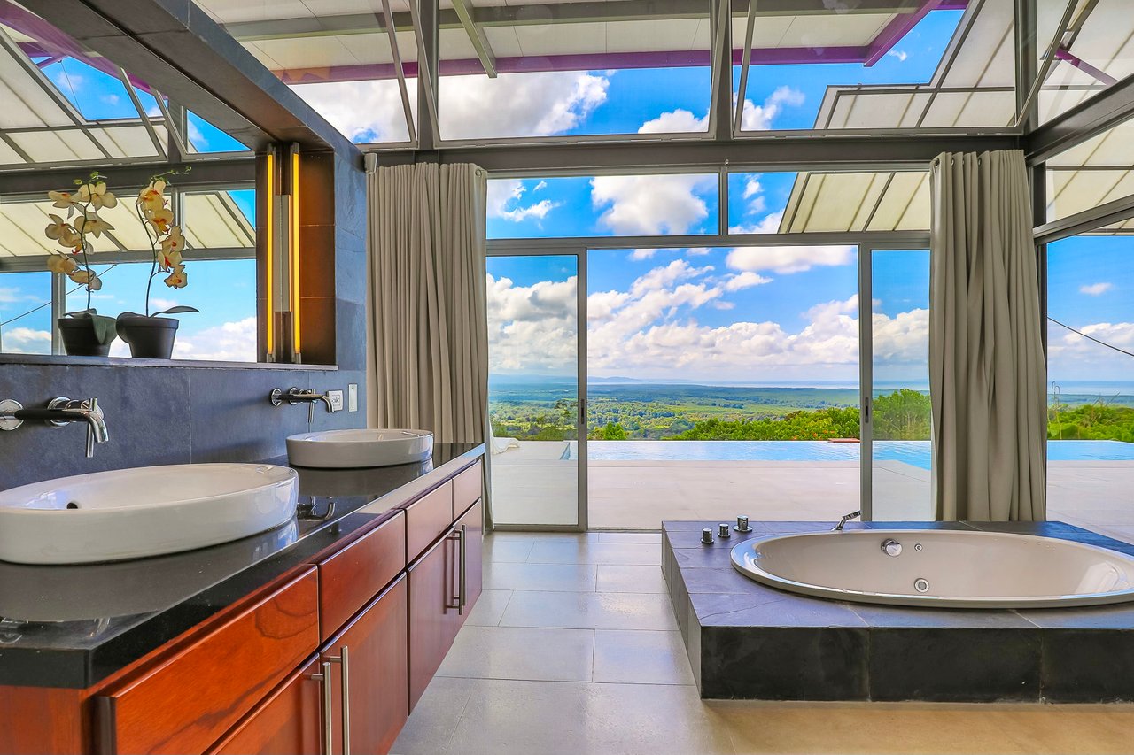 Bauhaus Modern Infinity Pool Home, Ojochal, Puntarenas