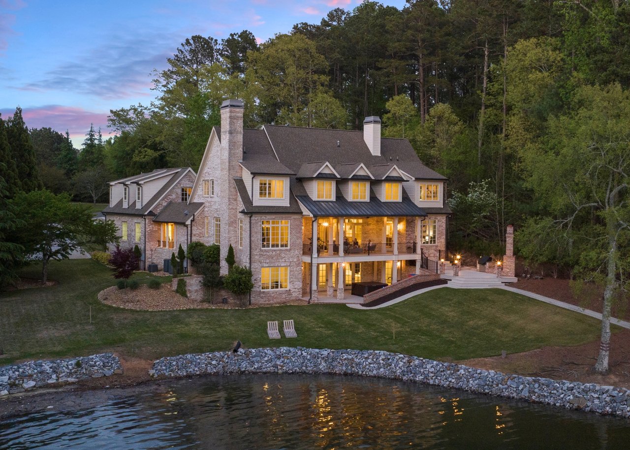 Lifestyle Tour of a Luxury Lake Home 