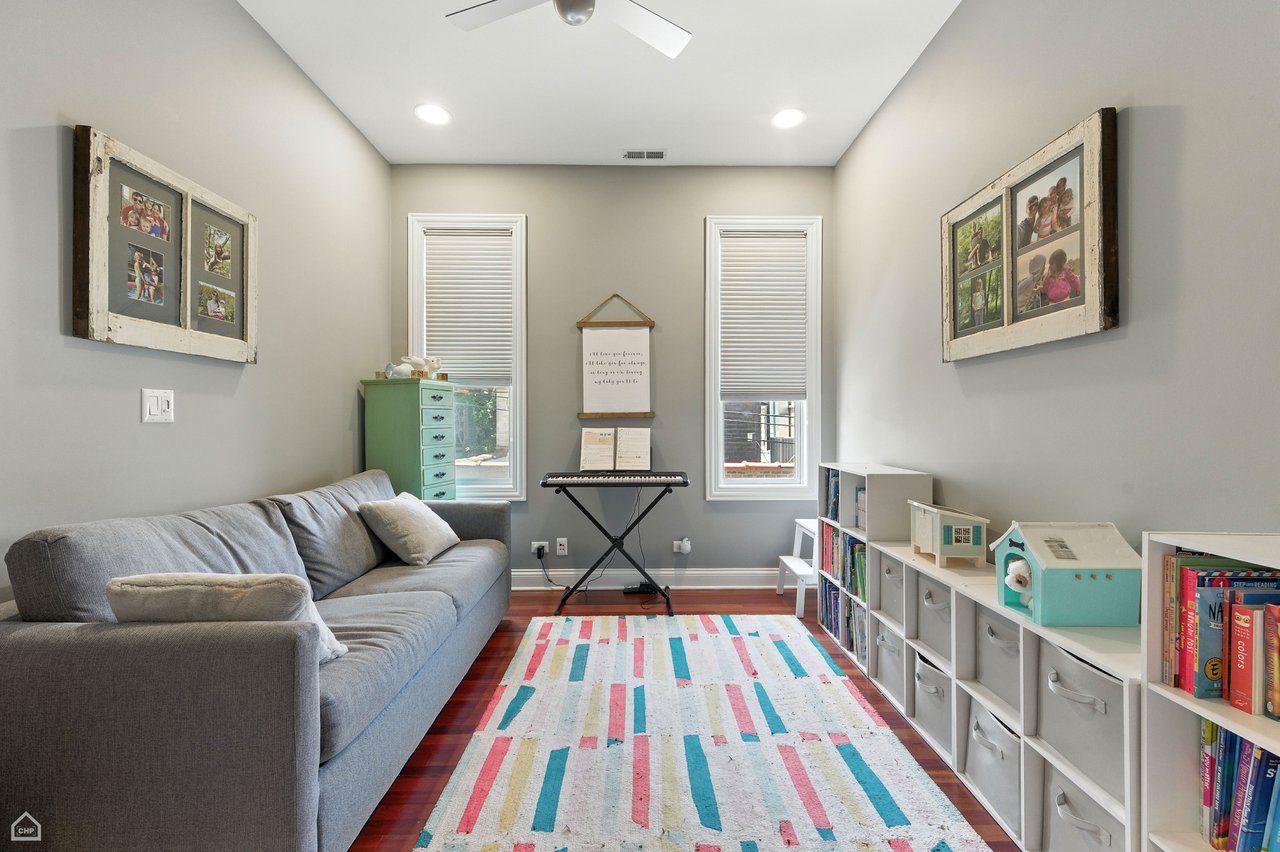 2343 W Montrose Avenue Unit: 101