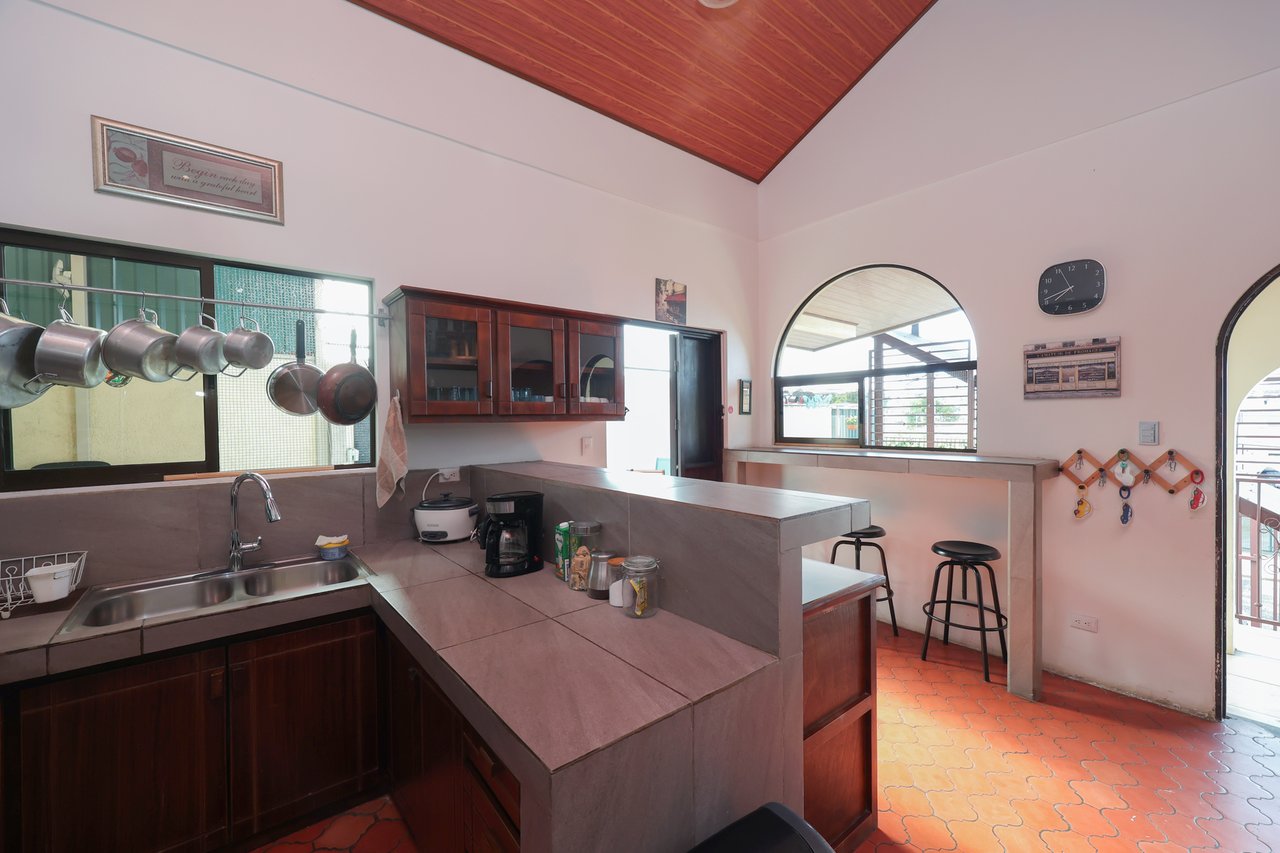 Turnkey Income Guesthouse, Curridabat, San Jose