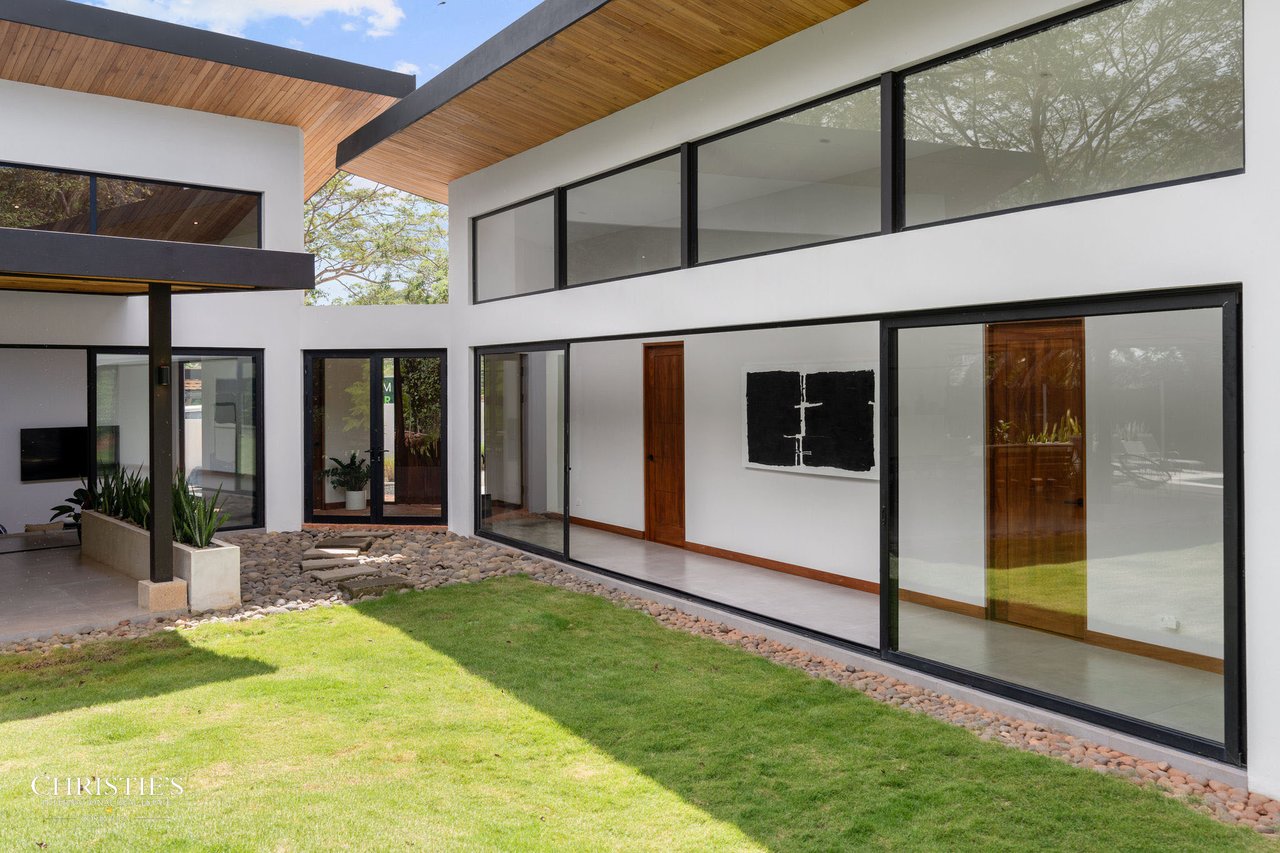 Casa Lola – Contemporary Beachside Oasis in Playa Grande